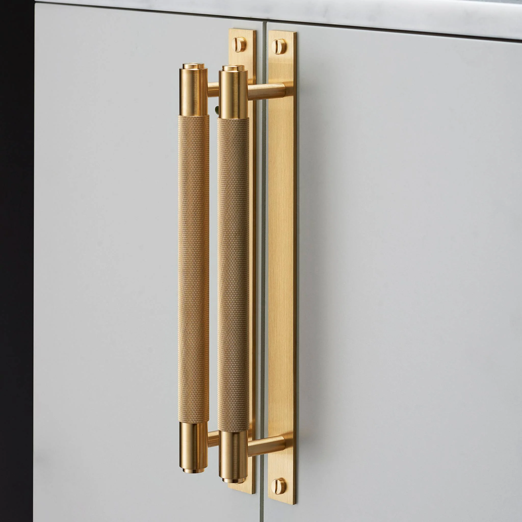 Ristikuvioitu vetotanko taustalevyllä kolmessa koossa