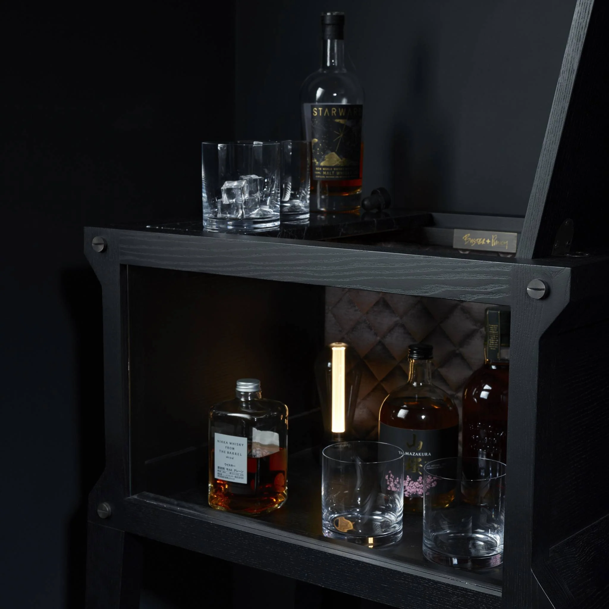 THE POPSTAR gin- en cocktailbar in zwart eiken, UK