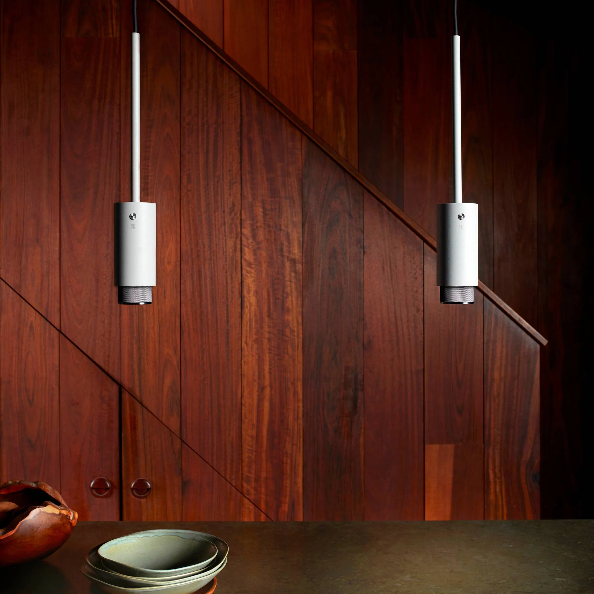 EXHAUST PENDANT Lampu Sorot Gantung dengan Baffle Cross Knurl dalam Warna Stone