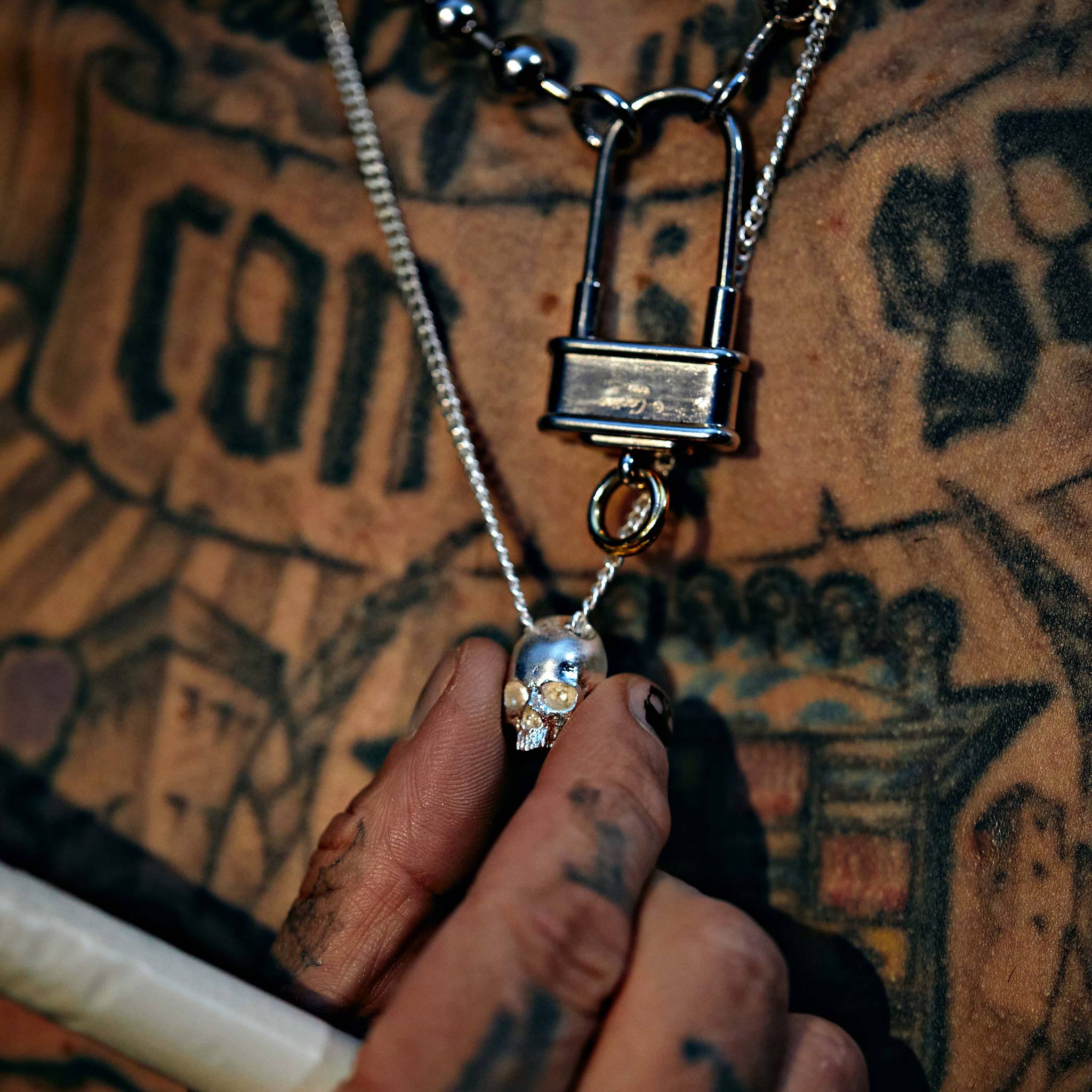 Skull NECKLACE / TRAVIS BARKER Metallguss-Halskette mit Kette