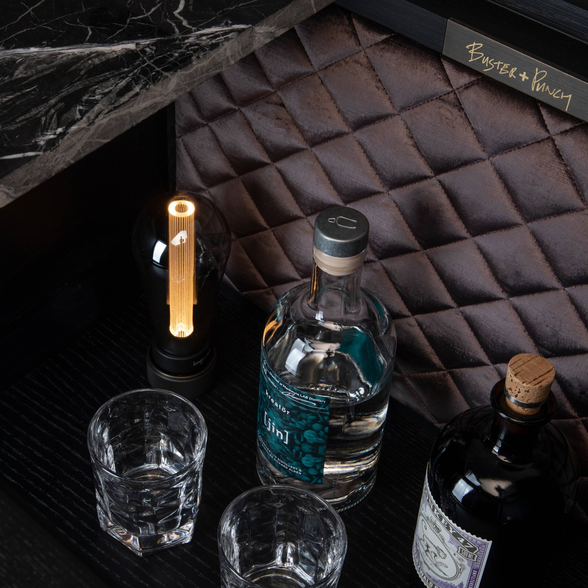 THE POPSTAR gin- en cocktailbar in zwart eiken, UK