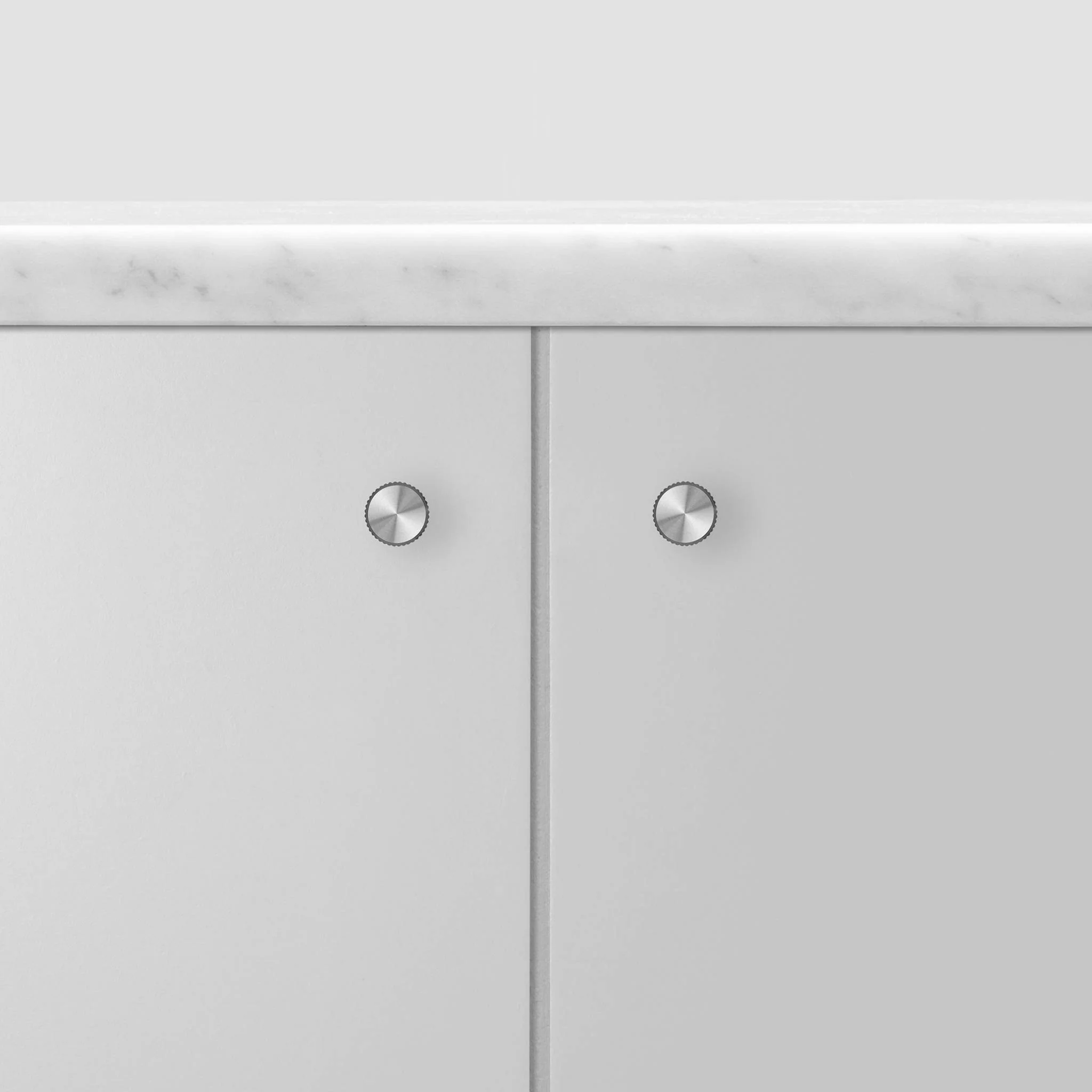 FURNITURE LINEAR Paar geriffelte Schrankknöpfe