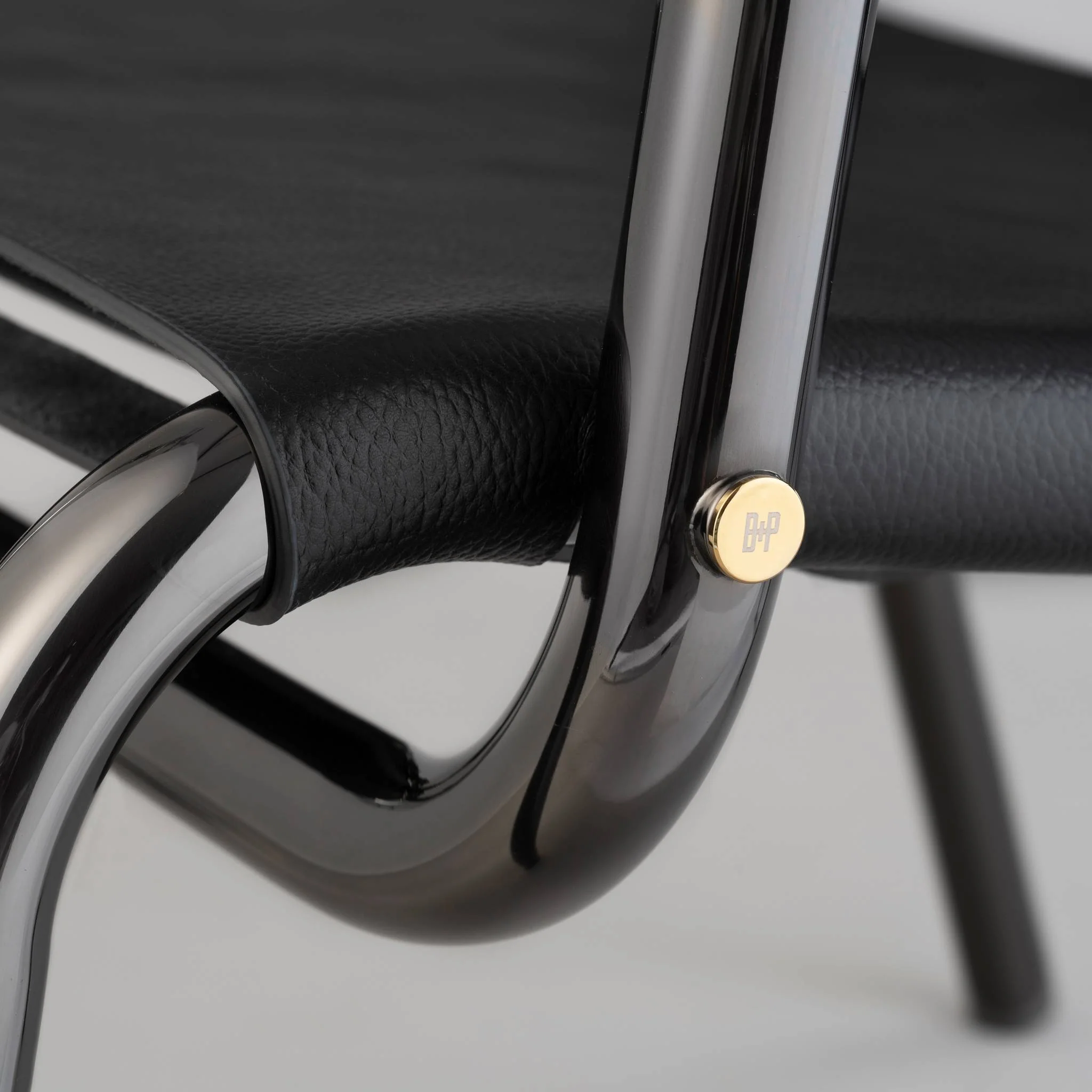 THE CHOPPER Lounge Chair dengan Rangka Black Chrome dan Kursi Kulit
