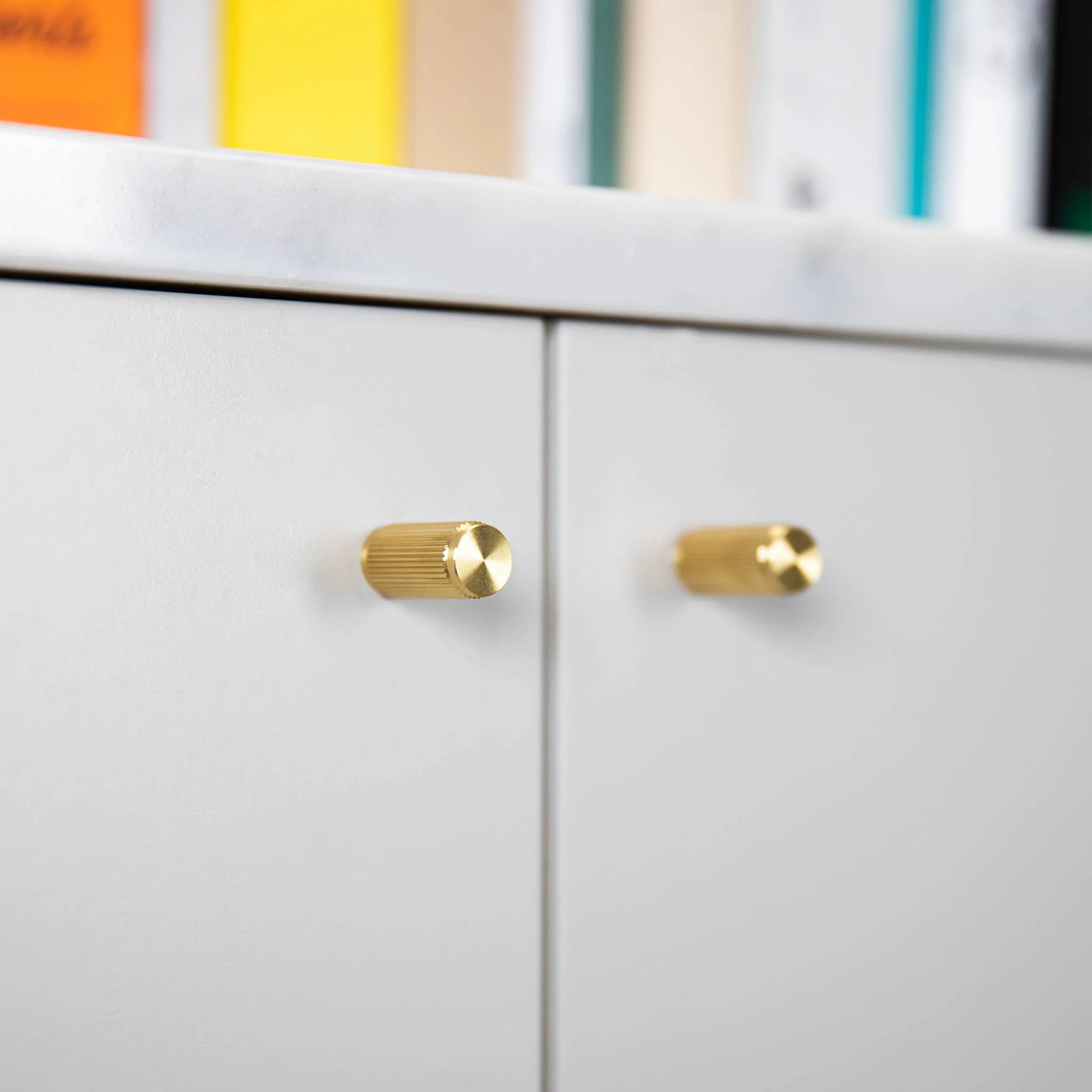 FURNITURE LINEAR Paar geriffelte Schrankknöpfe