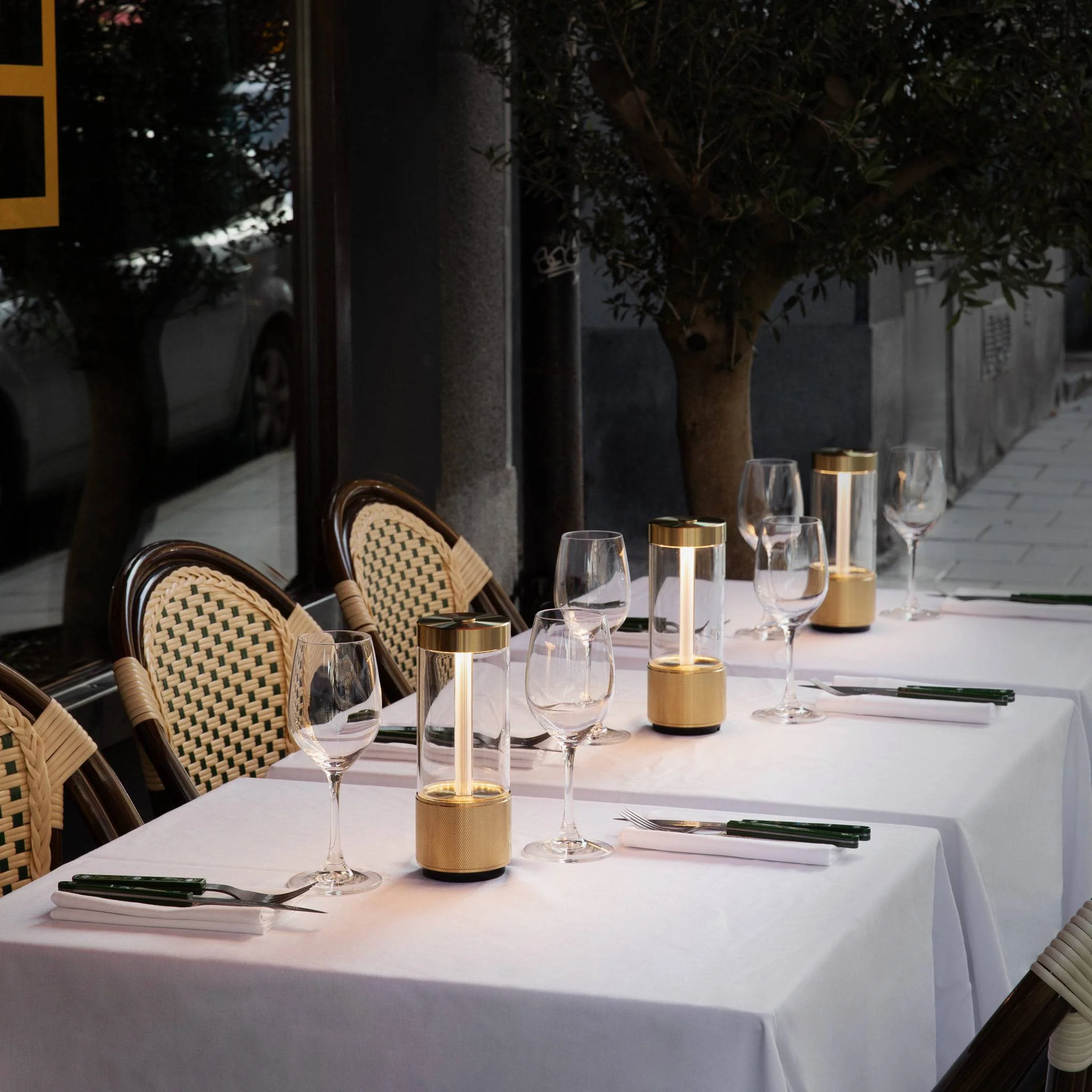 TAKEOUT PORTABLE Portable Table Light in Brass or Steel