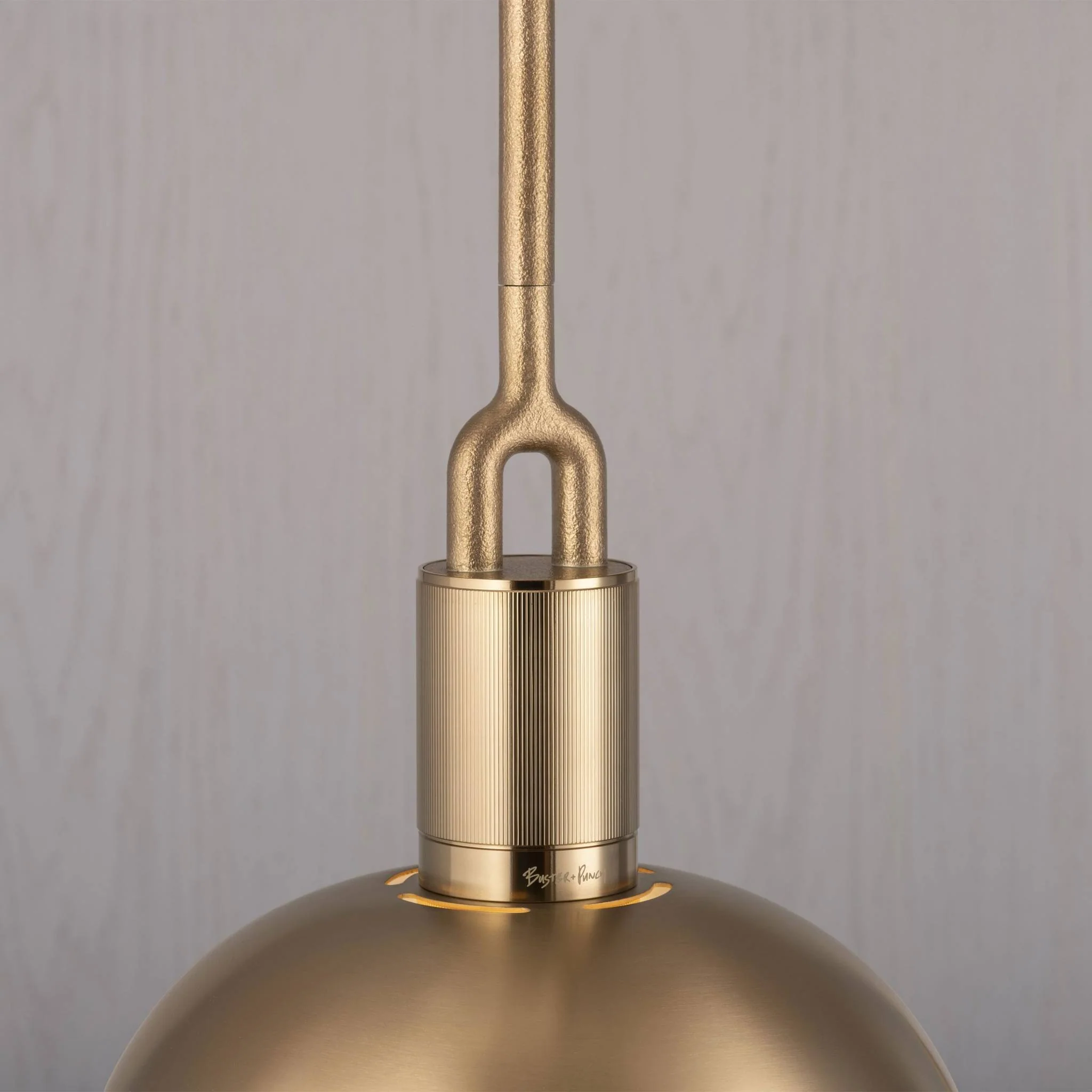 Suspension LINÉAIRE FORKED avec globe en verre opalin MEDIUM