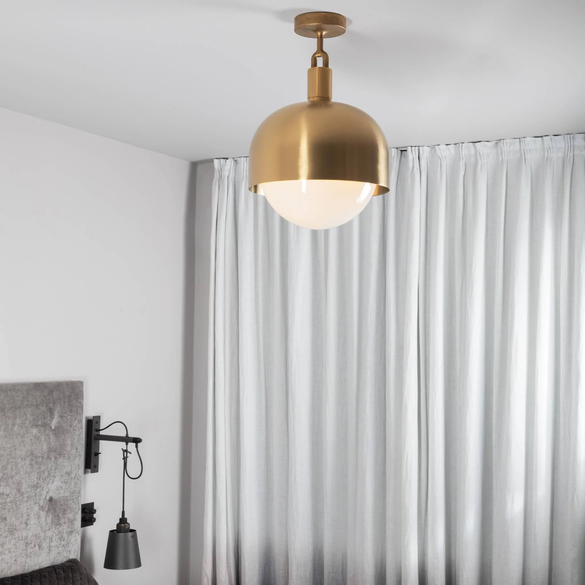FORKED CEILING LINEAR Takpendel med Opal Kule – Stor