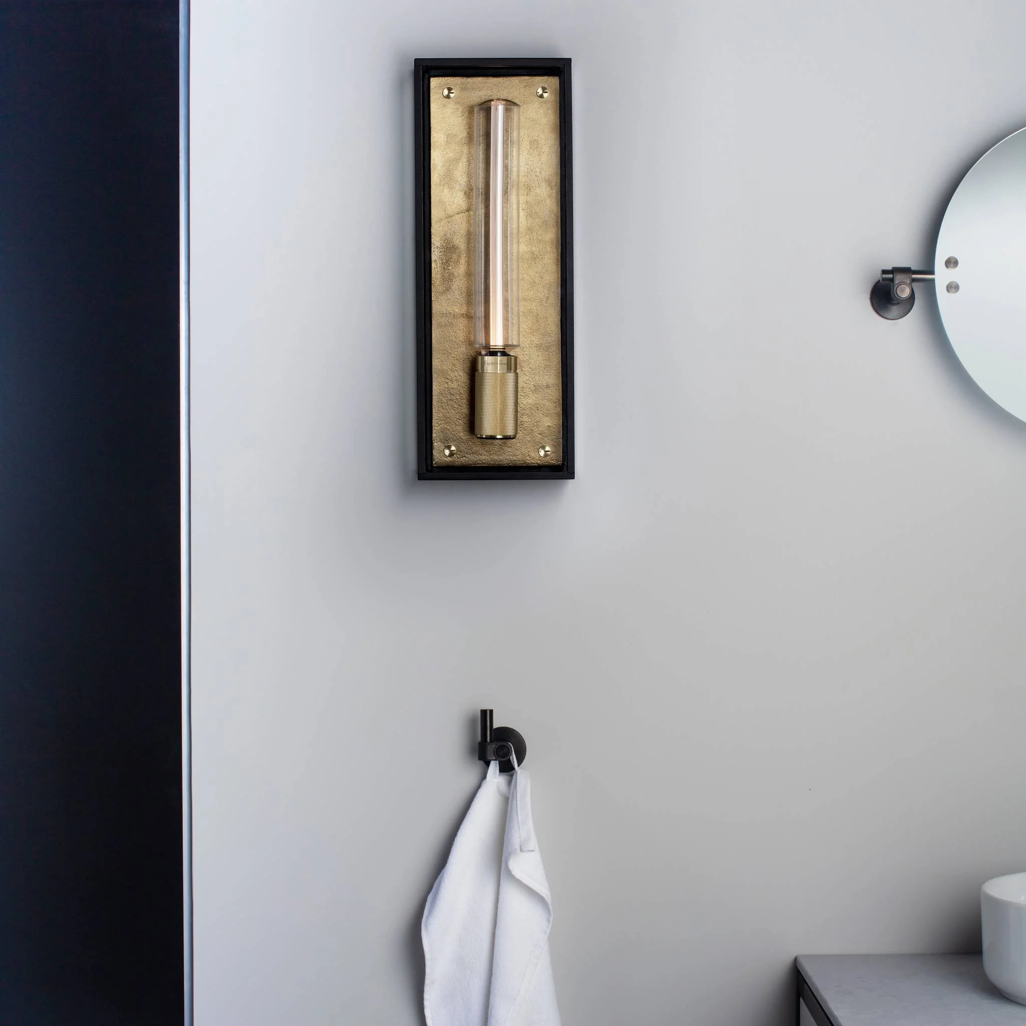 Caged Wet wandlamp Cross groot in zes metaalafwerkingen