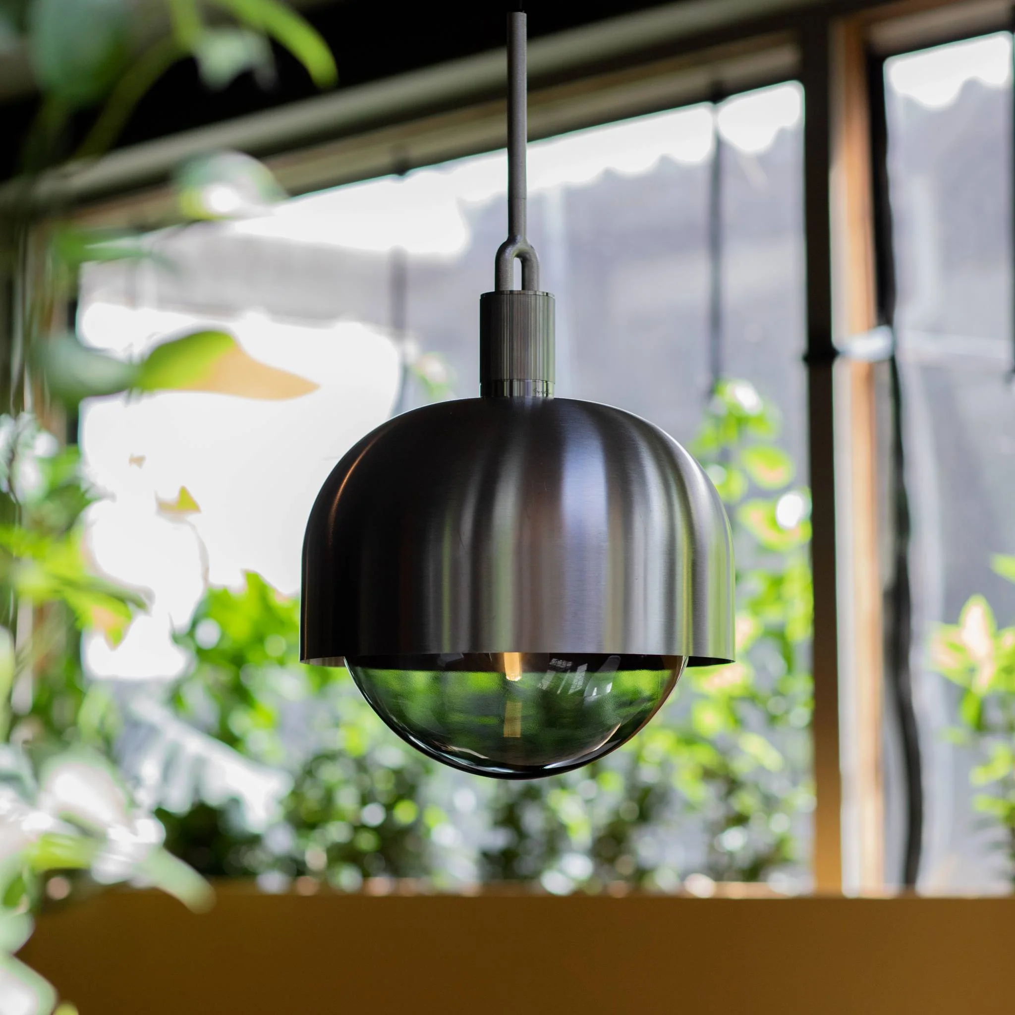 Wisząca lampa liniowa FORKED Globe SMOKED Large z przydymionymi kloszami