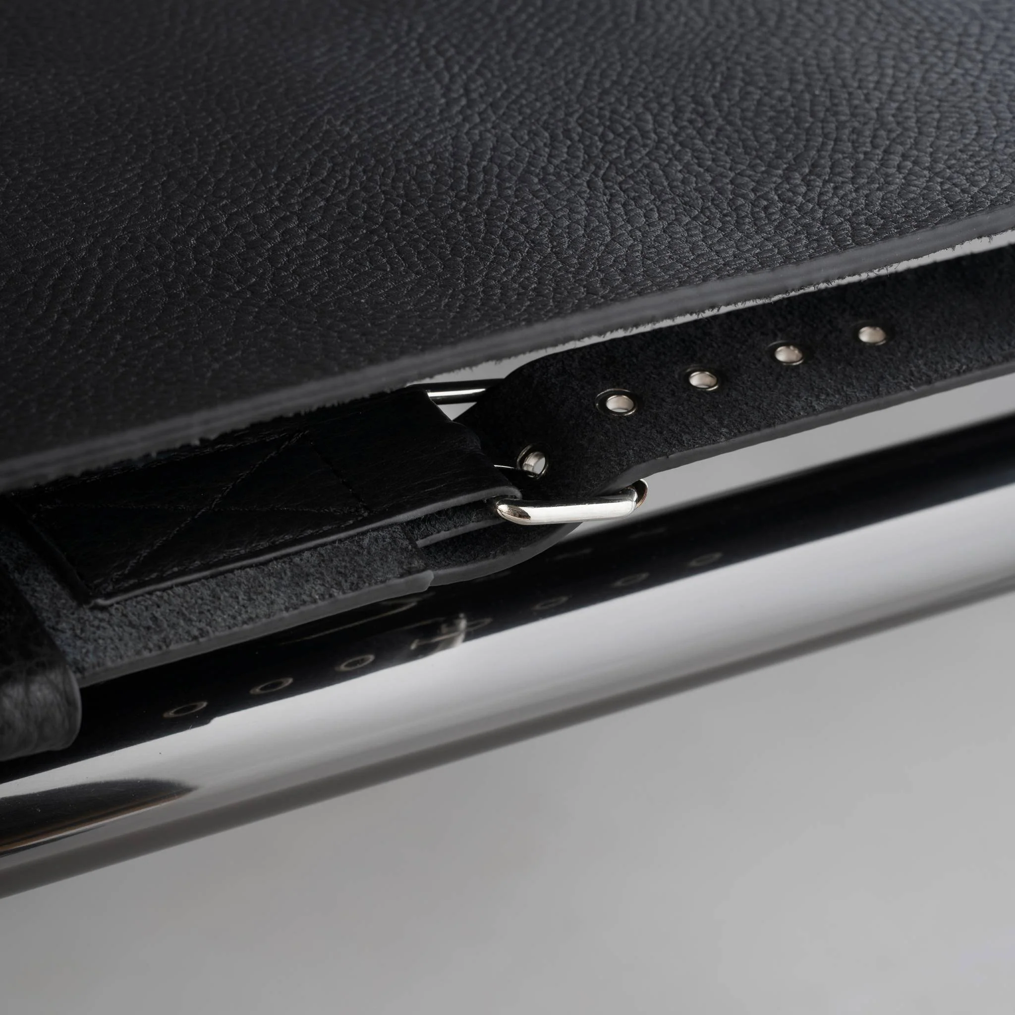THE CHOPPER Lounge Chair dengan Rangka Black Chrome dan Kursi Kulit