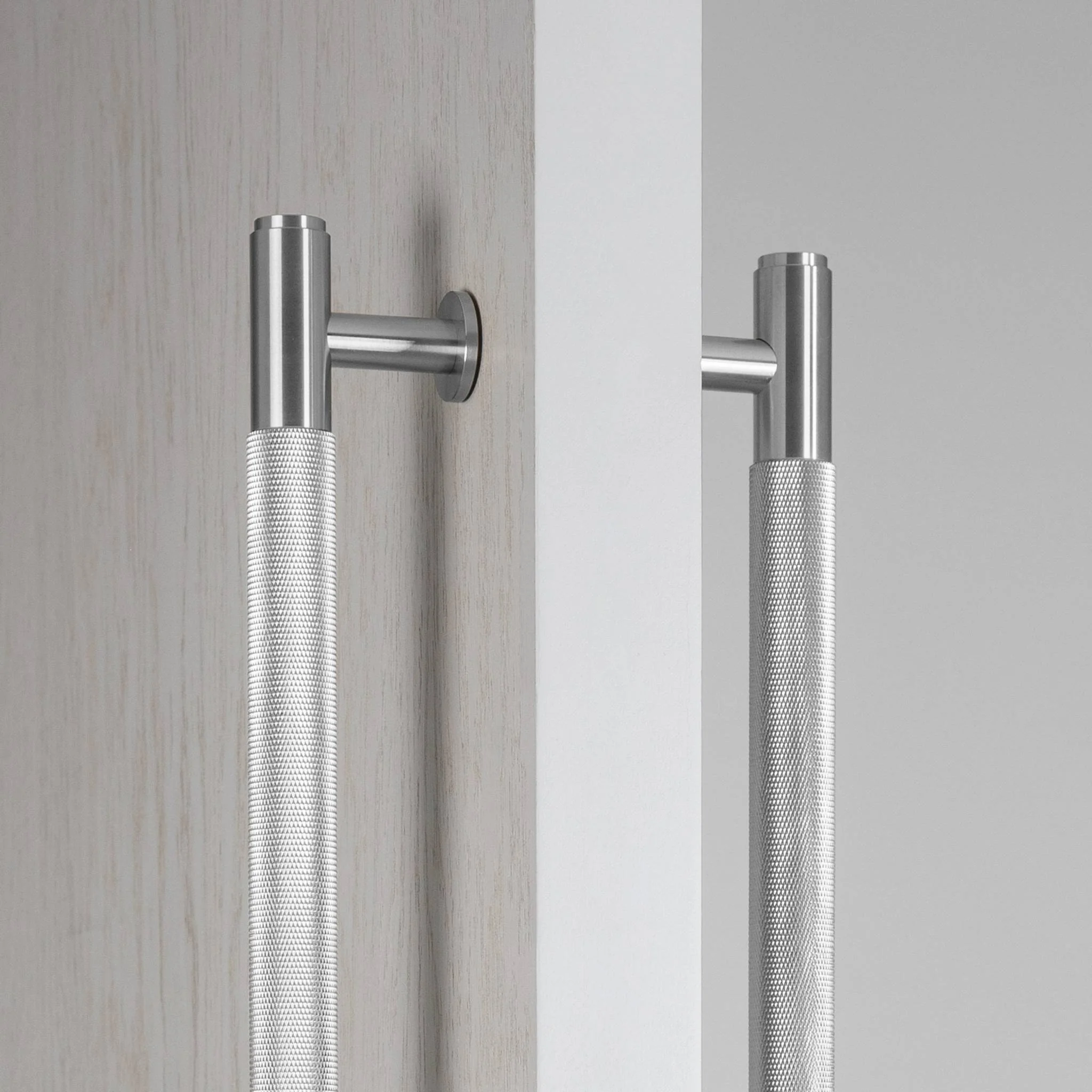 Barra de armario de doble cara CLOSET con moleteado cruzado DOUBLE-SIDED