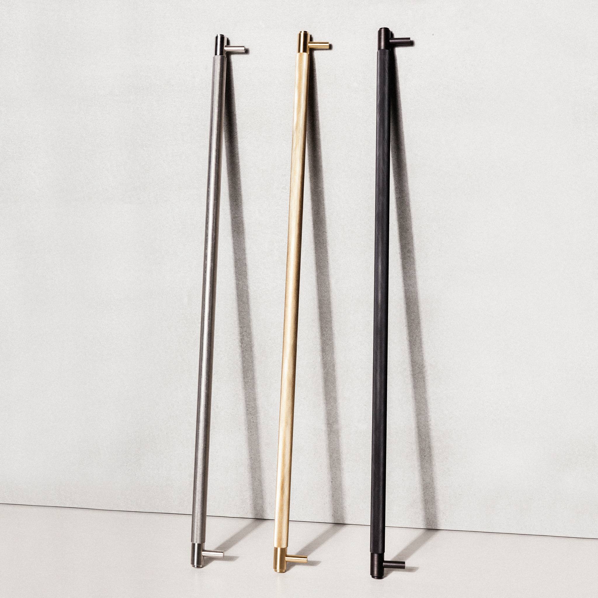CLOSET Closet Bar in Black Anodised Metal with Cross Knurl