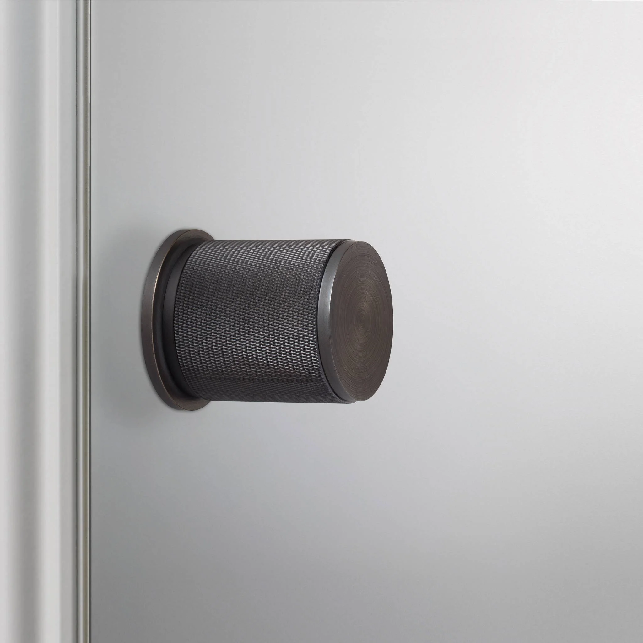 Cross-Knurl Door Knob Set i solid metall, säljs som par