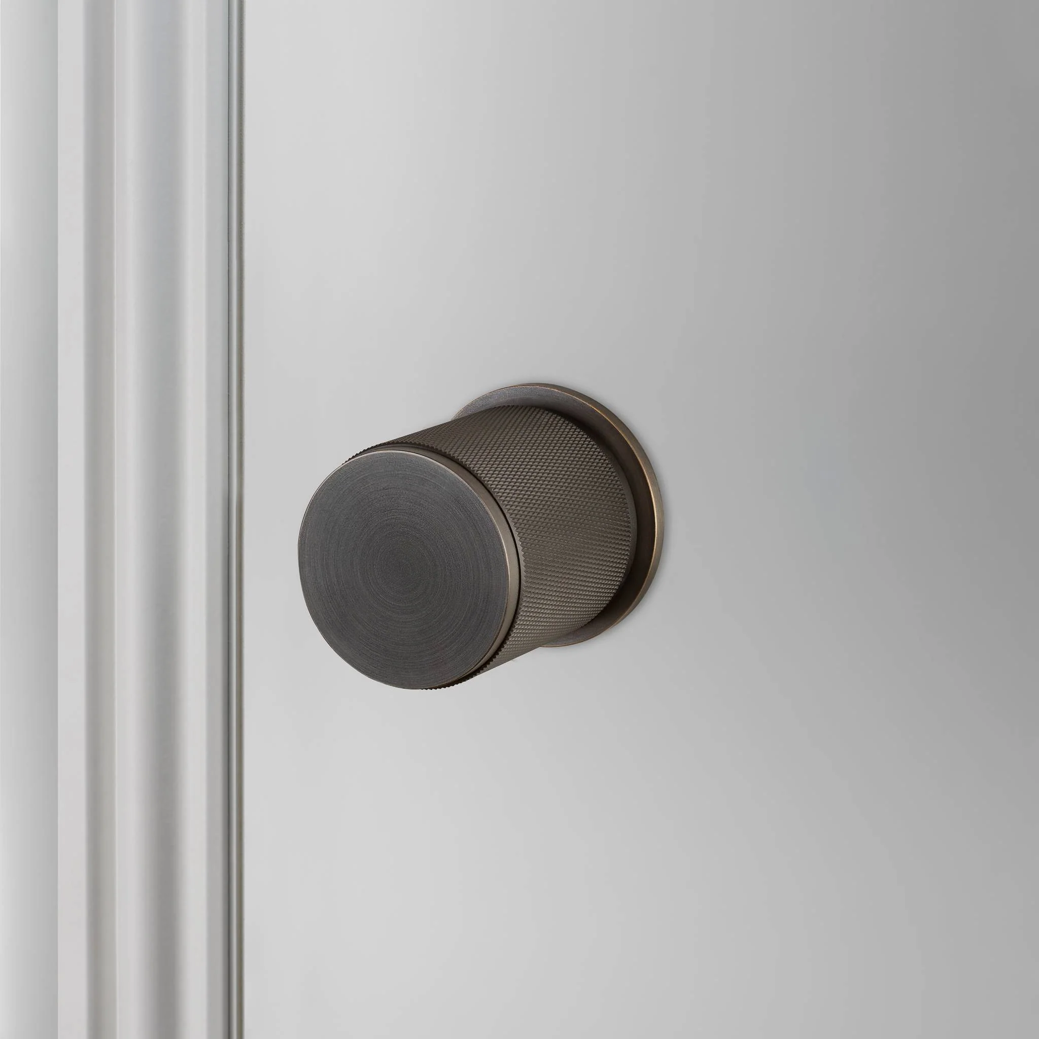 Cross-Knurl Door Knob Set i solid metall, säljs som par