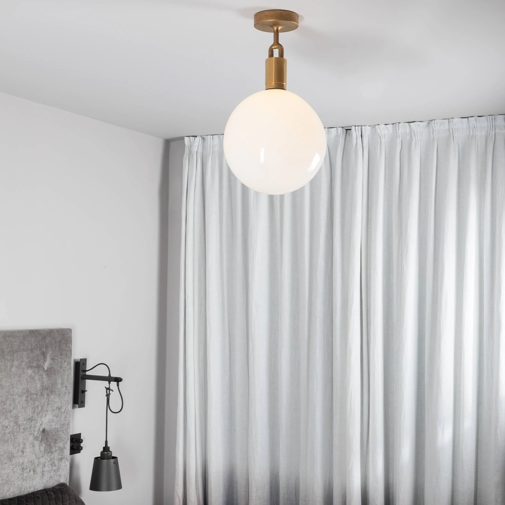 Plafonnier FORKED CEILING LINEAR avec grand globe opale