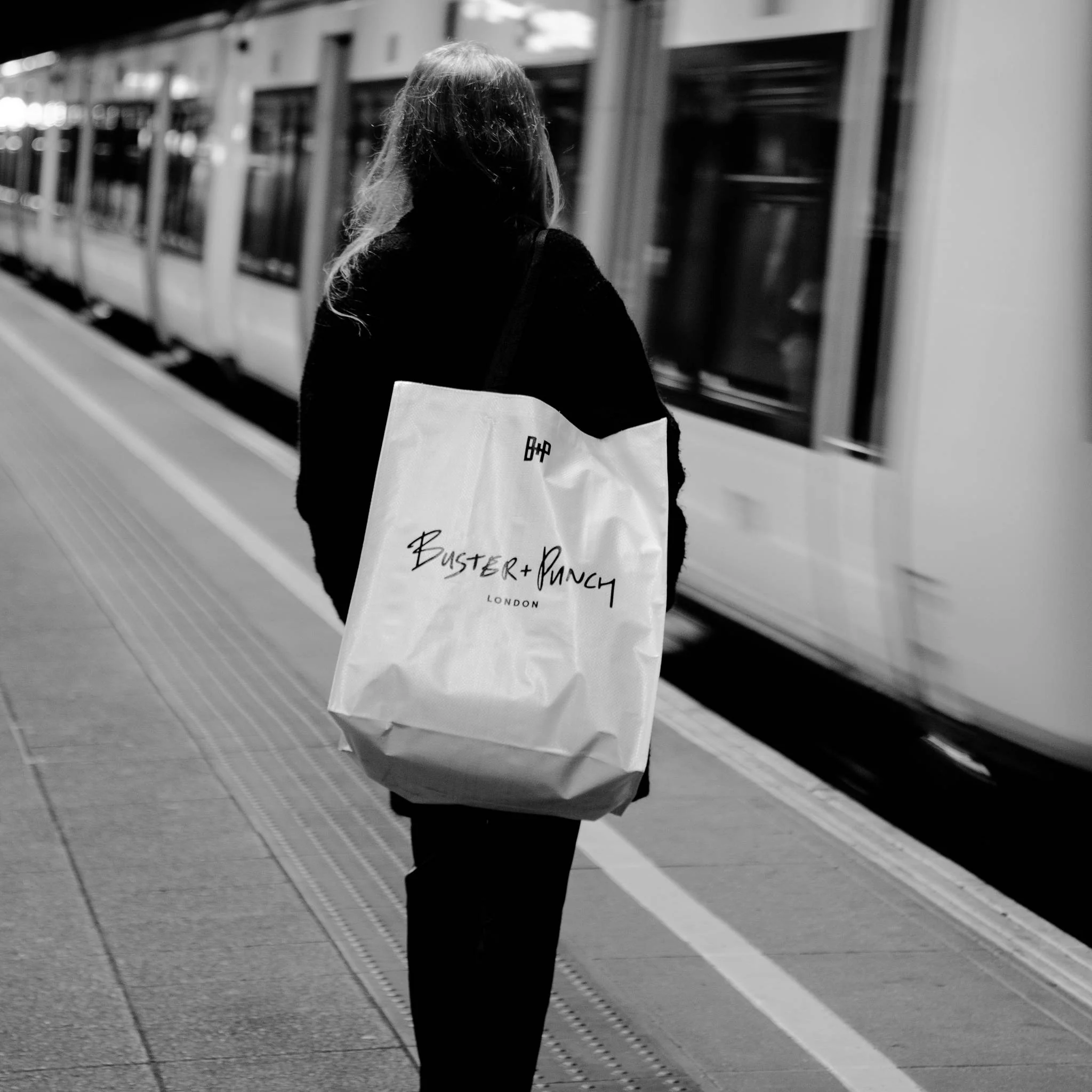 Stor laminert vevd bag B+P med svarte håndtak og London-logo
