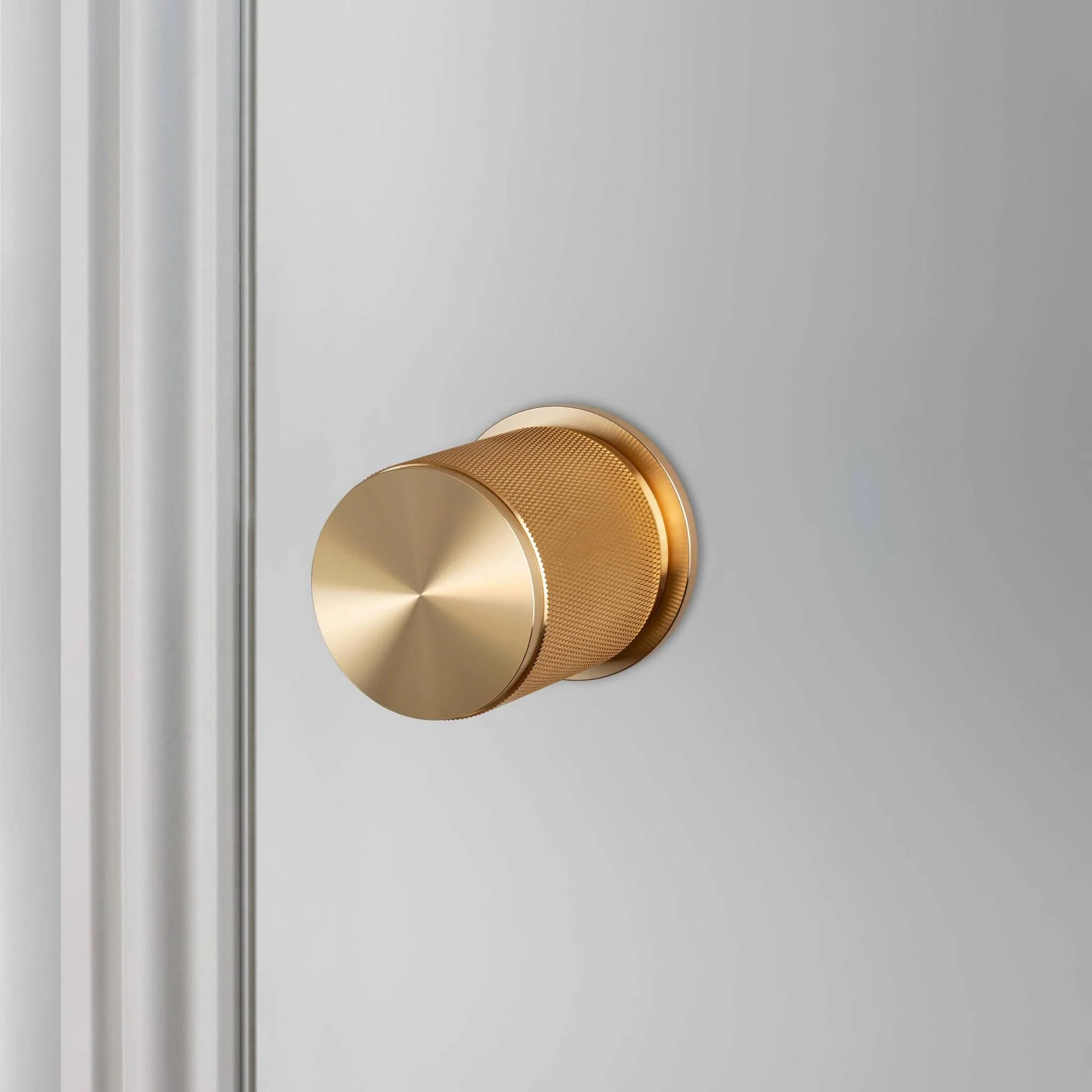 Cross-Knurl Door Knob Set i solid metall, säljs som par