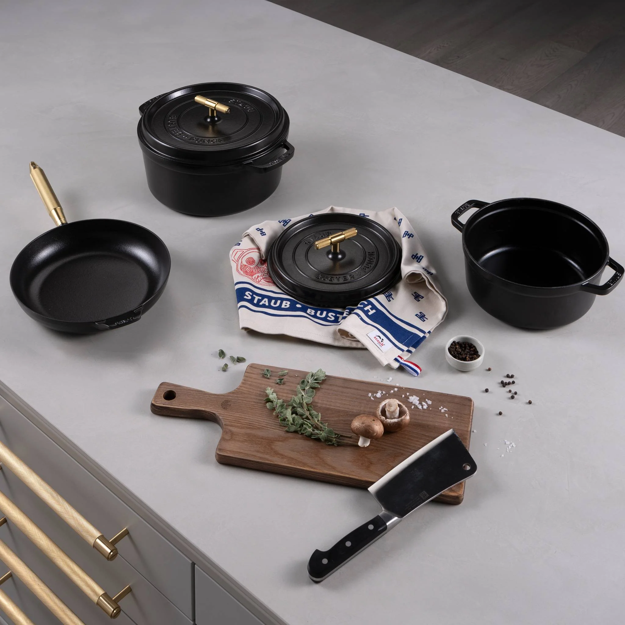 Staub 28cm 무쇠 크로스 너얼드 핸들 프라이팬