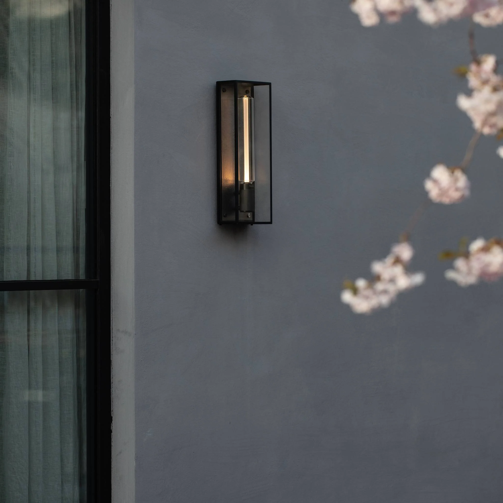 Caged Wet wandlamp Cross groot in zes metaalafwerkingen