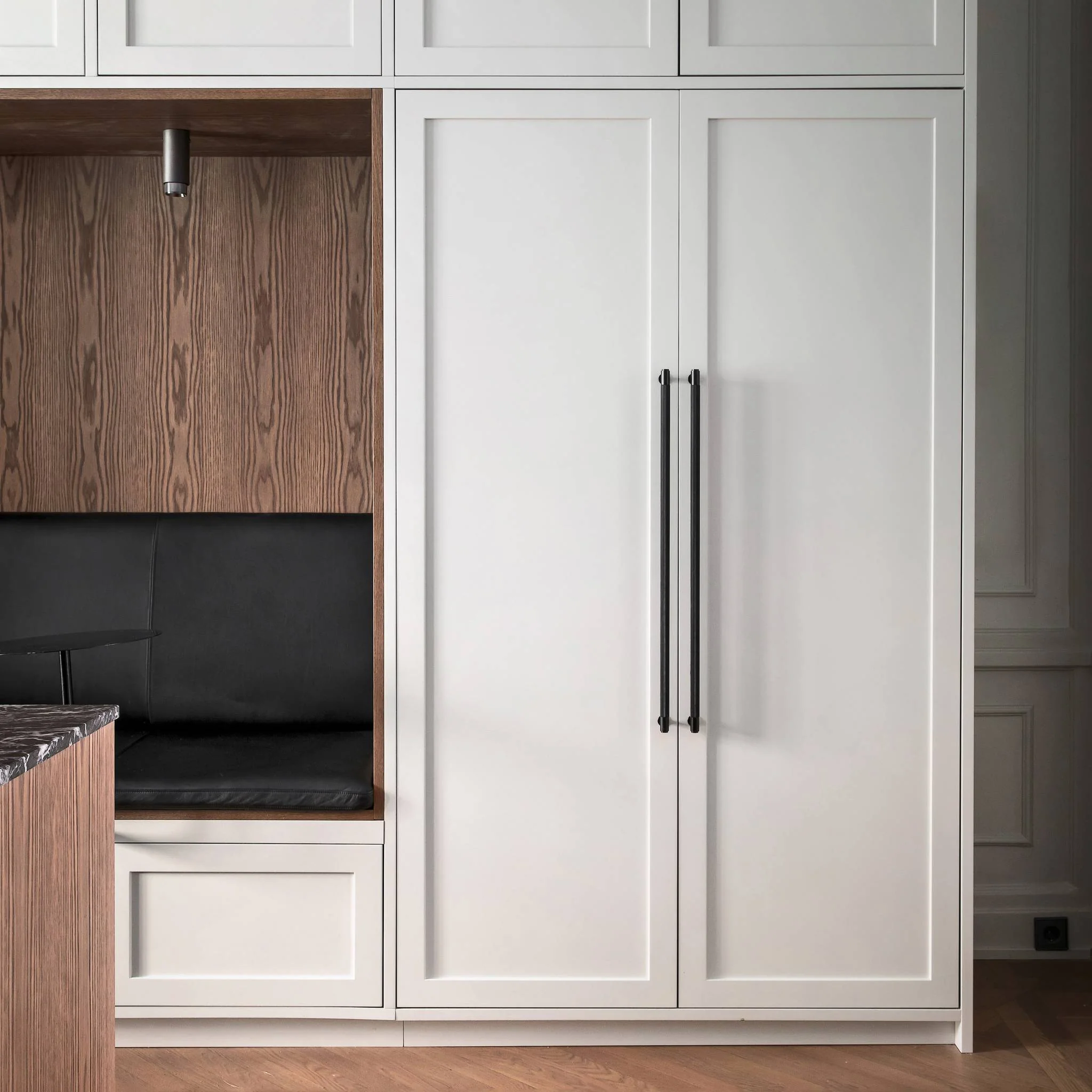 CLOSET Closet Bar in Black Anodised Metal with Cross Knurl