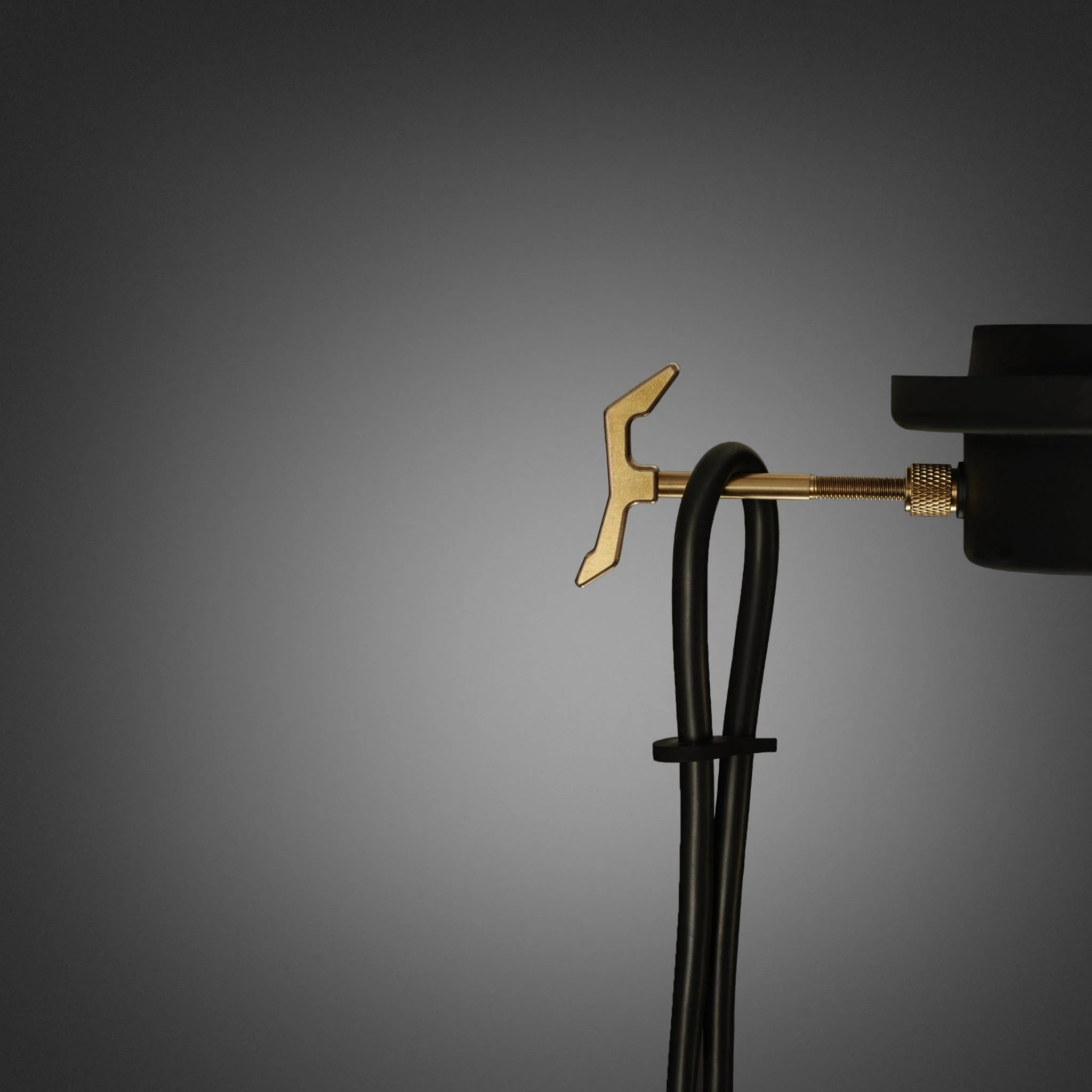HOOKED 1.0 / LARGE / CROSS / GRAPHITE