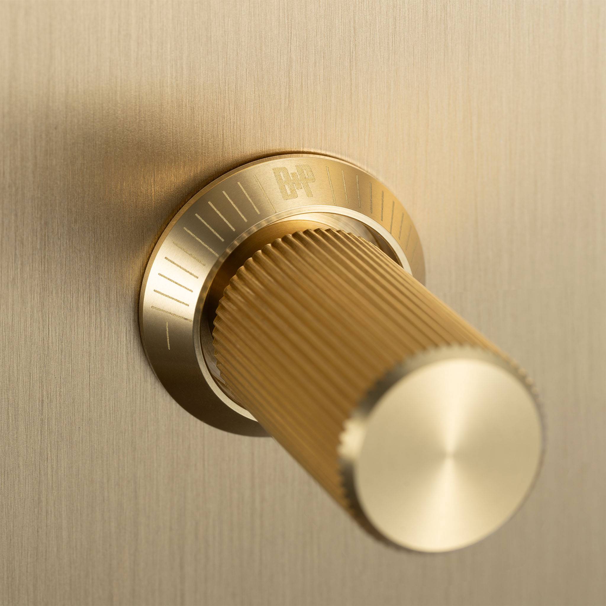 3G DIMMER / 120W / LINEAR Brass 2G Rotary Dimmer Switch