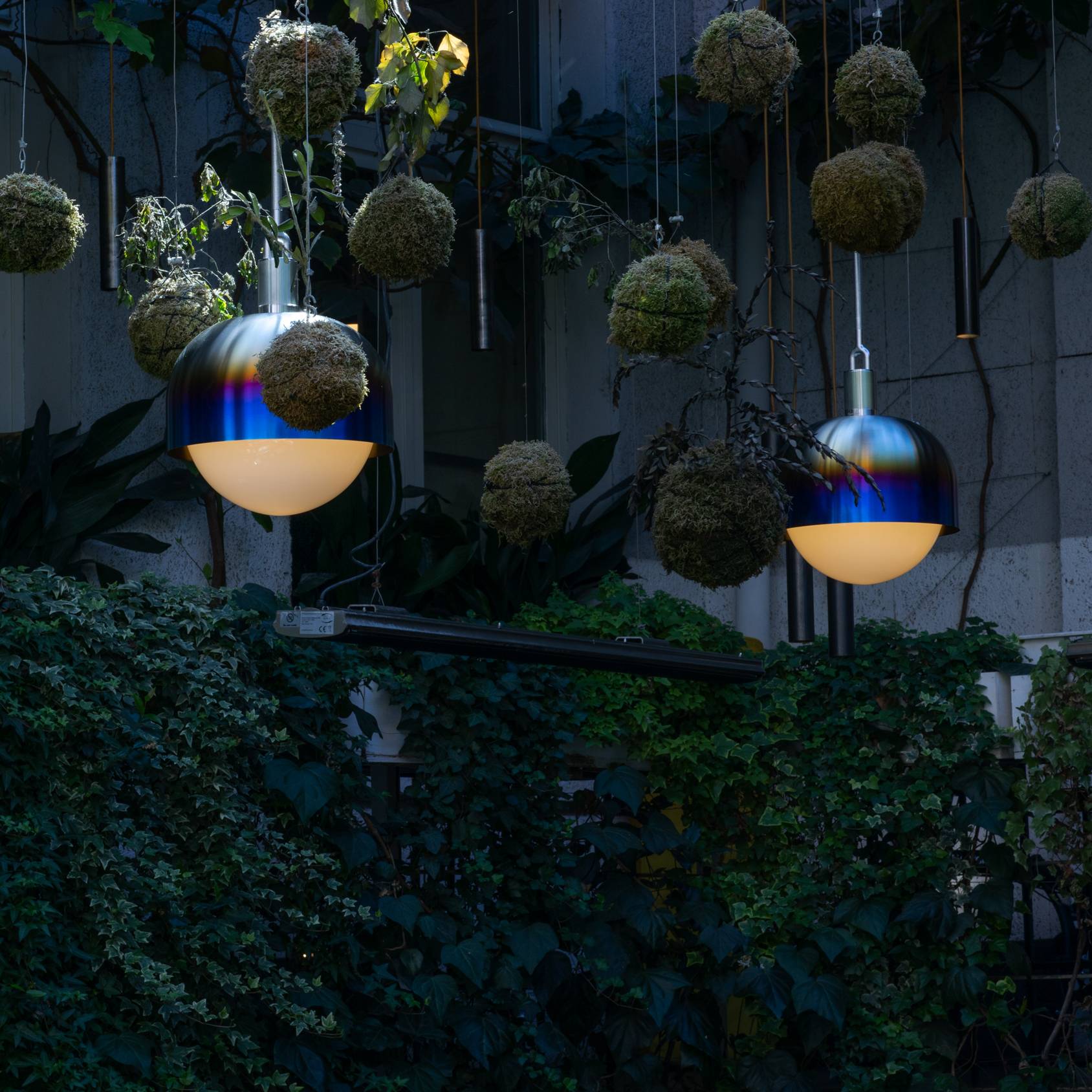 Lampada a sospensione lineare con paralume e globo in vetro opale, grande