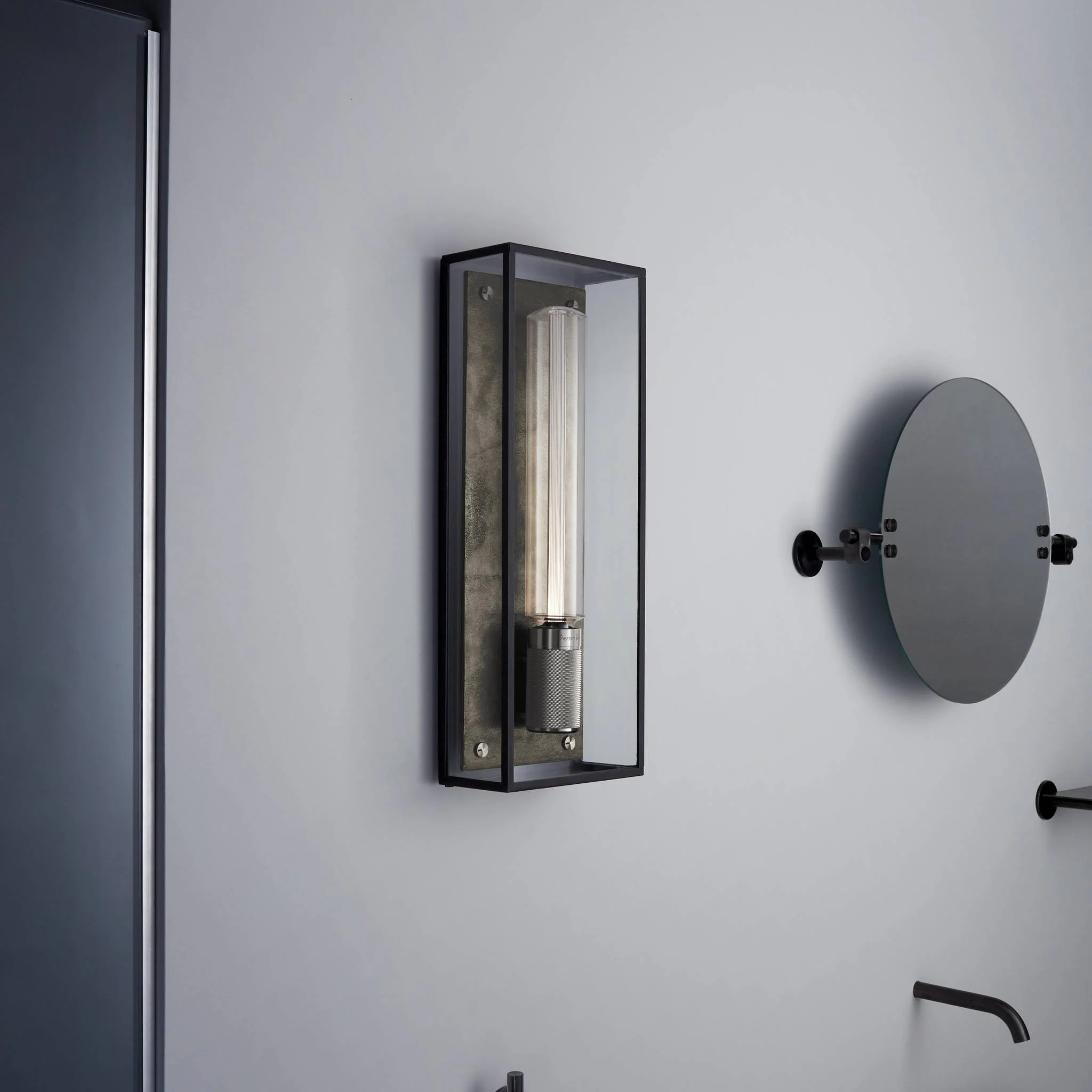 Caged Wet wandlamp Cross groot in zes metaalafwerkingen