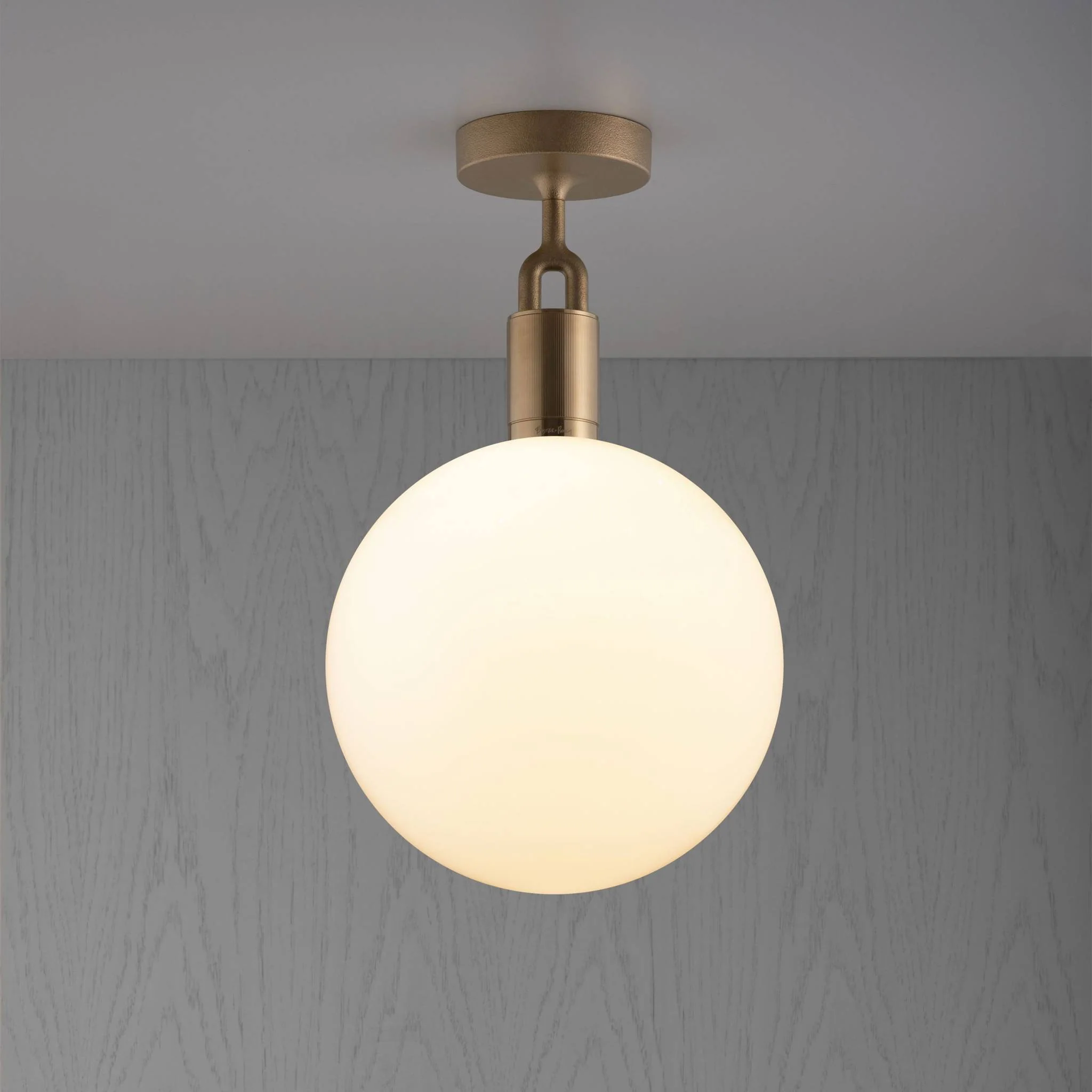 FORKED CEILING LINEAR grote plafondhanglamp met opaalglazen bol
