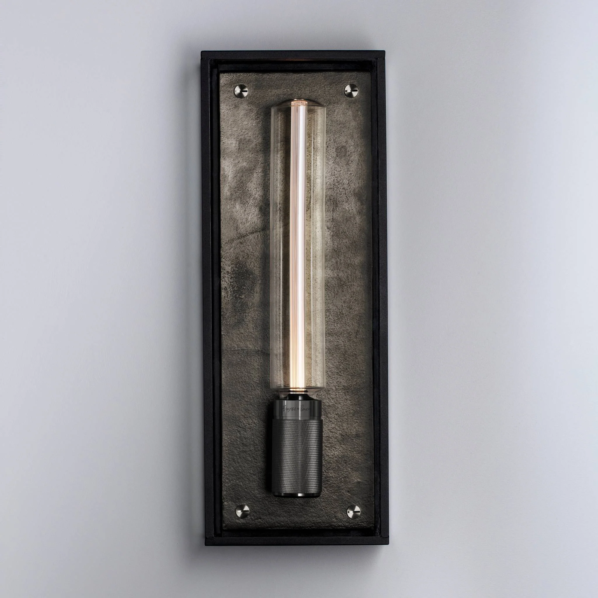 Caged Wet wandlamp Cross groot in zes metaalafwerkingen