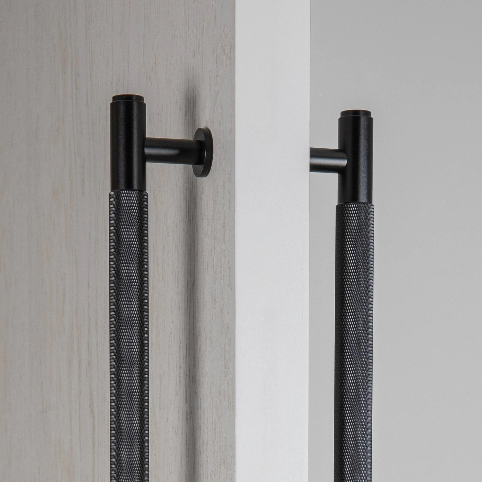 CLOSET Double-Sided Closet Bar with DOUBLE-SIDED Cross Knurl