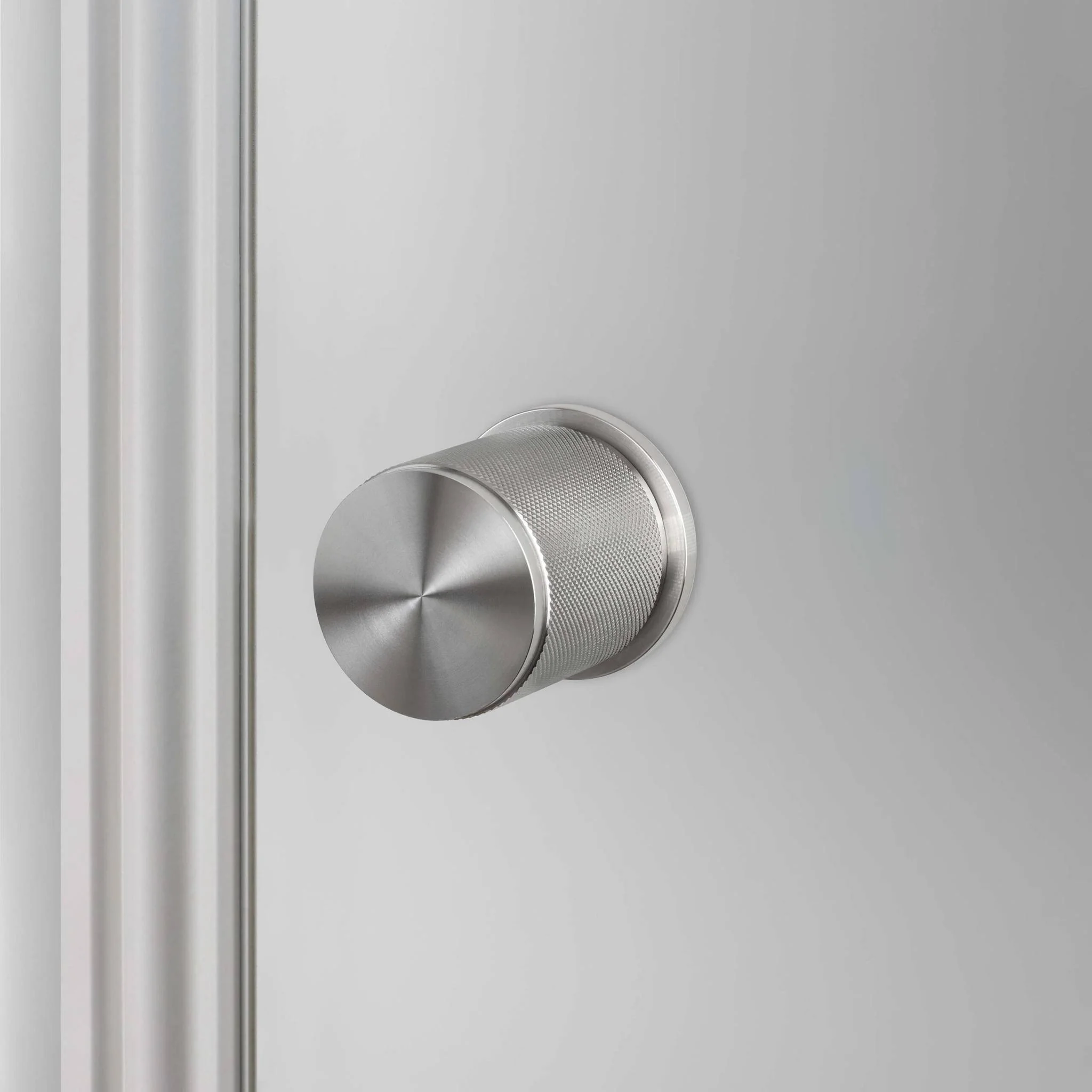 Cross-Knurl Door Knob Set i solid metall, säljs som par