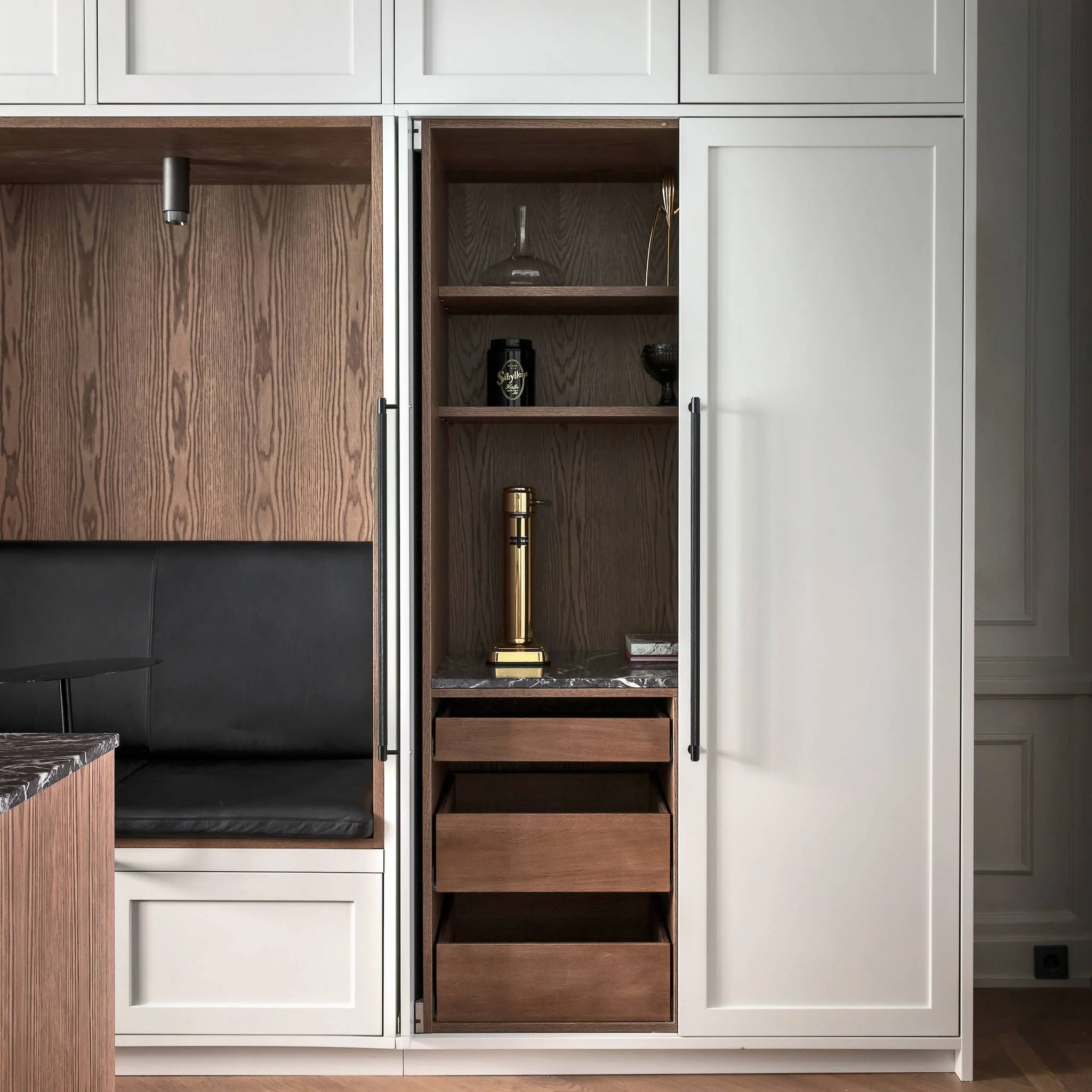 CLOSET Closet Bar in Black Anodised Metal with Cross Knurl