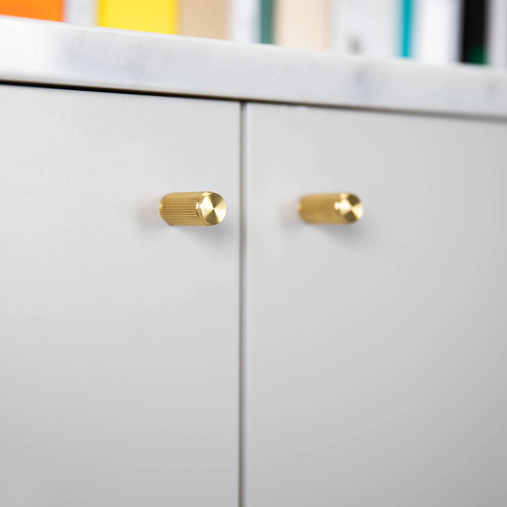 FURNITURE LINEAR Paar geriffelte Schrankknöpfe