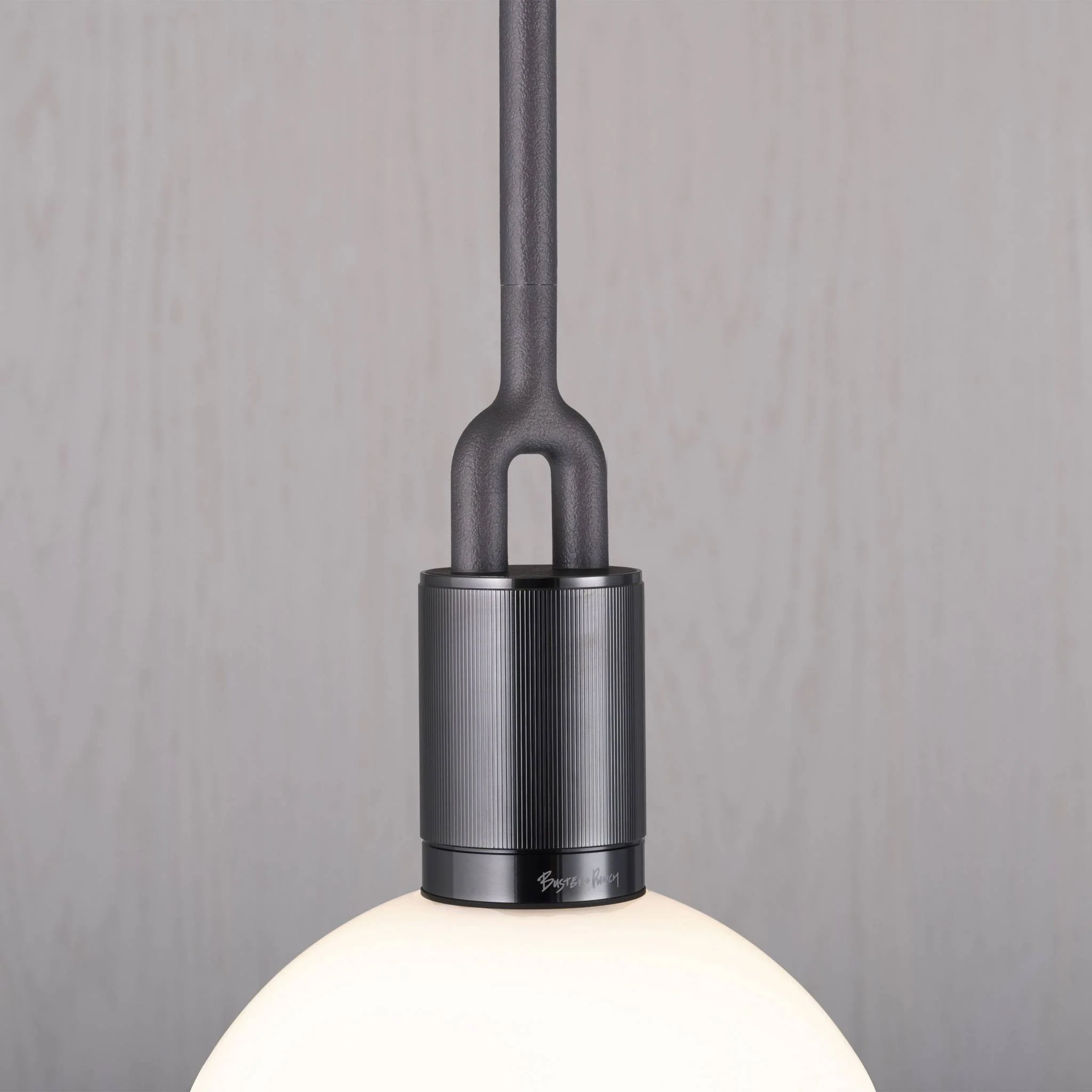 PENDENTE BIFURCADO LINEAR Pendente com Globo de Vidro Opalino, Grande