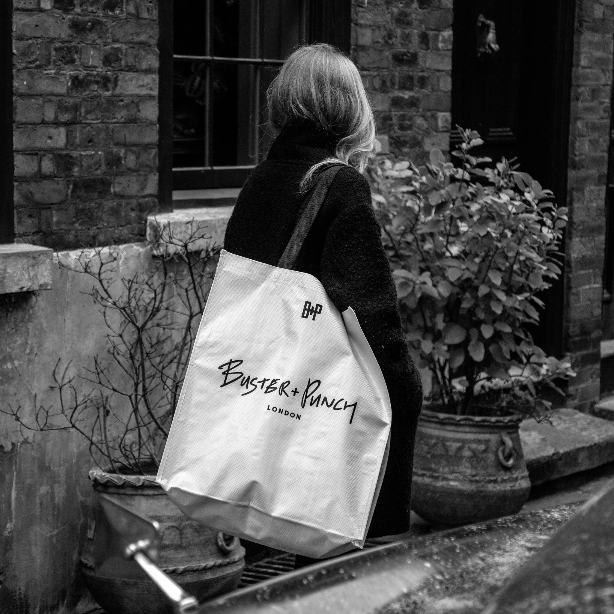 Stor laminert vevd bag B+P med svarte håndtak og London-logo