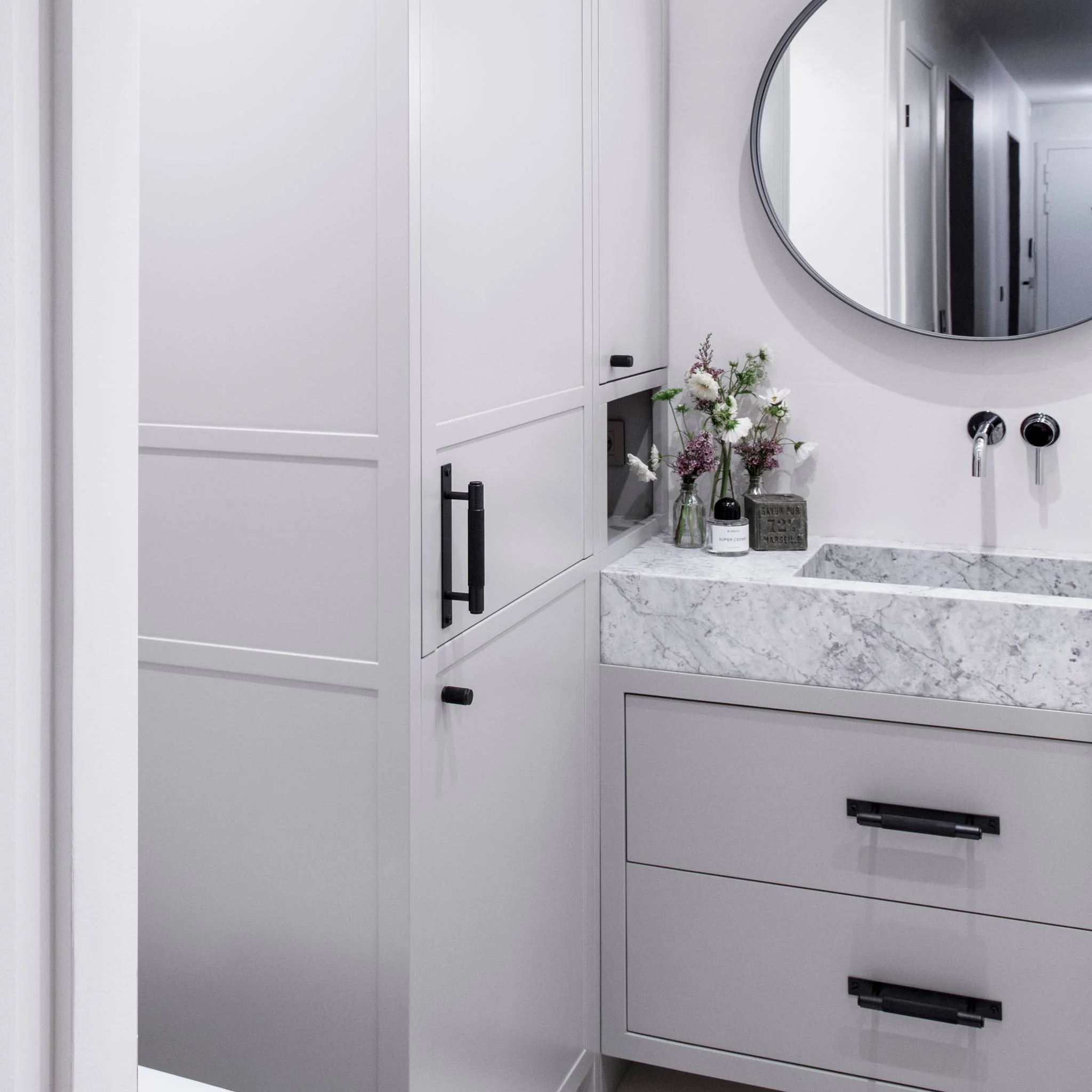 Ristikuvioitu vetotanko taustalevyllä kolmessa koossa