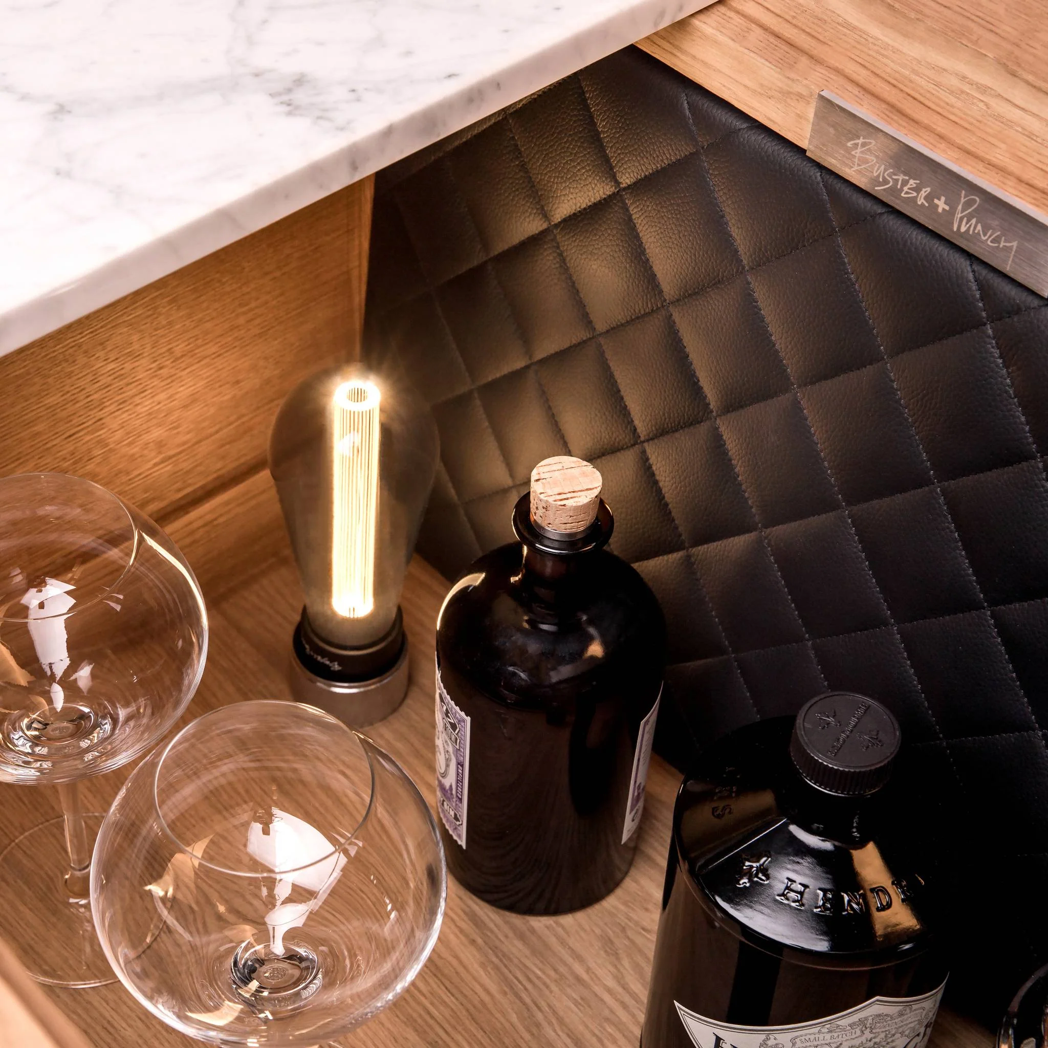 THE POPSTAR gin- en cocktailbar in zwart eiken, UK