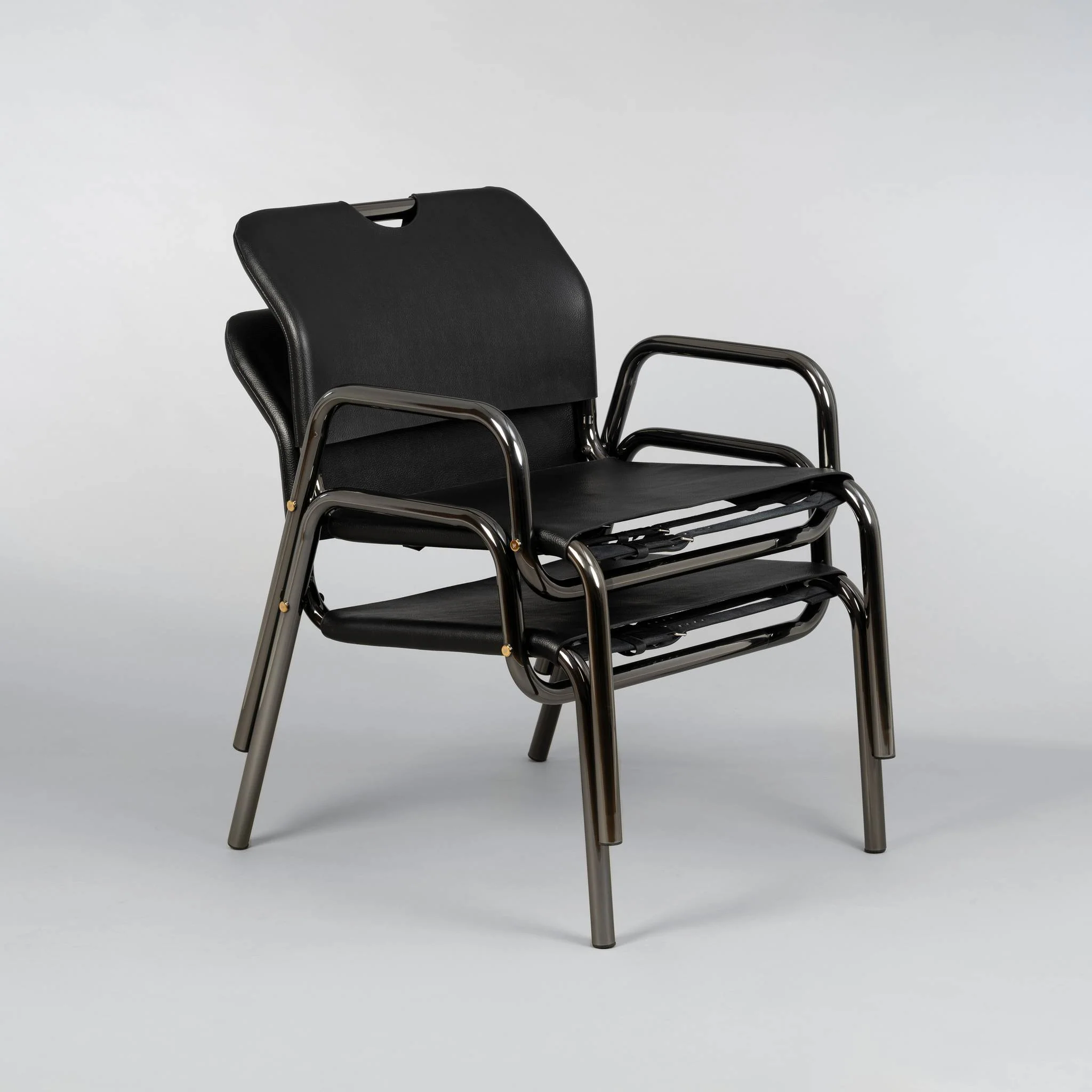 THE CHOPPER Lounge Chair dengan Rangka Black Chrome dan Kursi Kulit