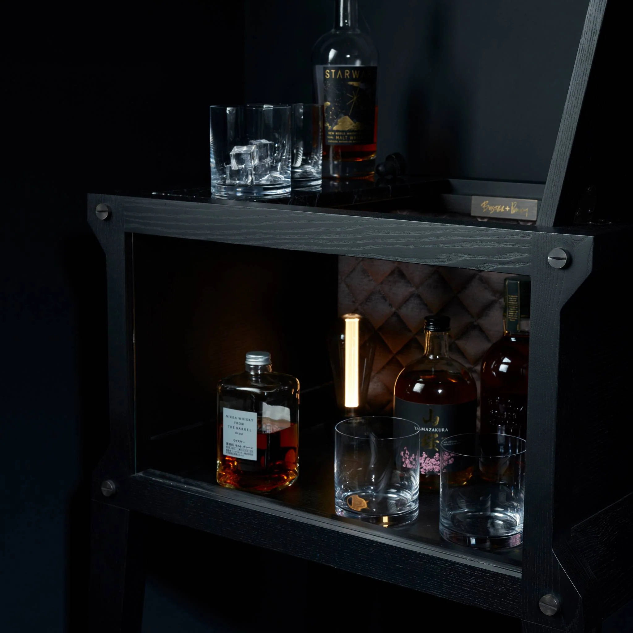THE POPSTAR gin- en cocktailbar in zwart eiken, UK