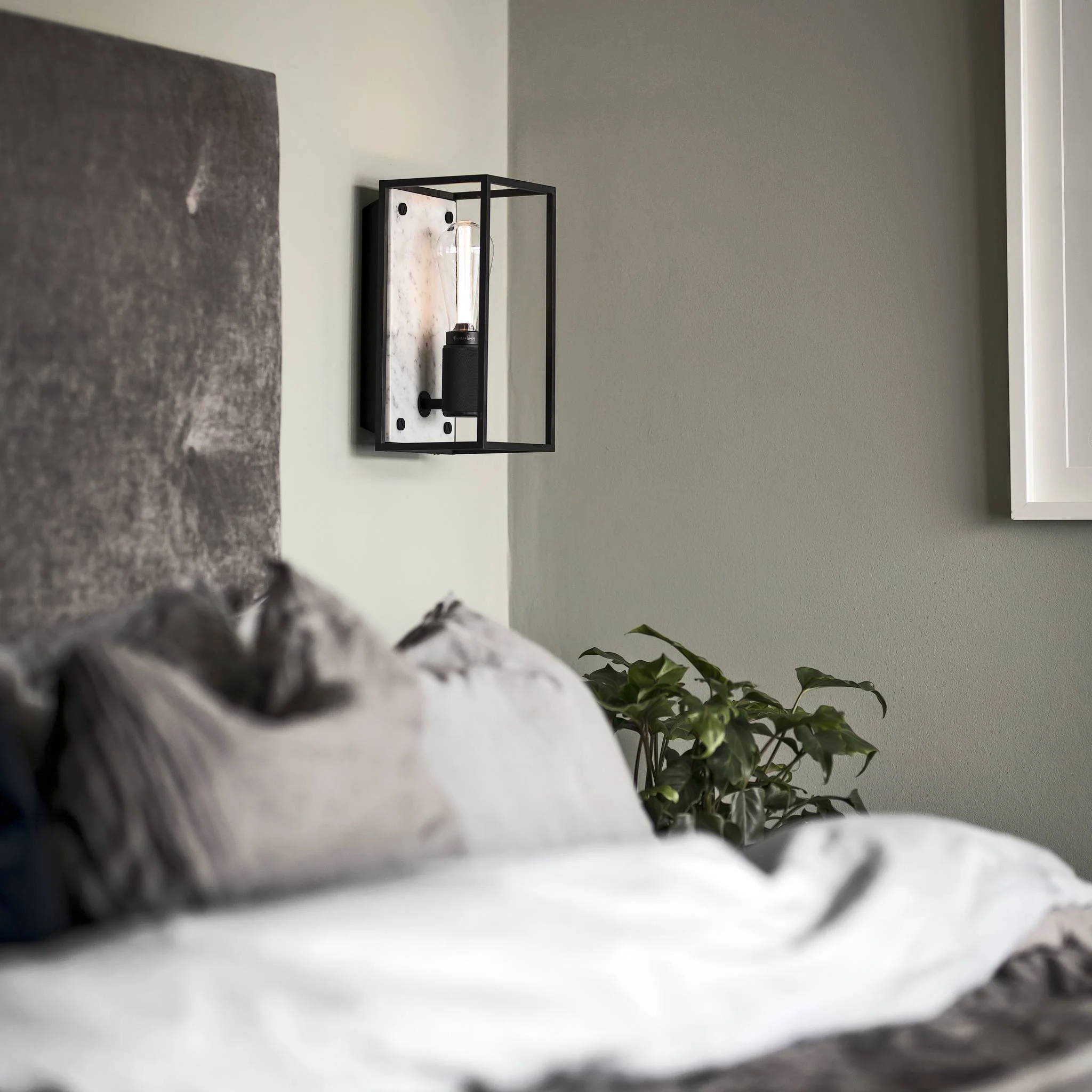 CAGED WALL / MEDIUM / CROSS Medium Wall Light