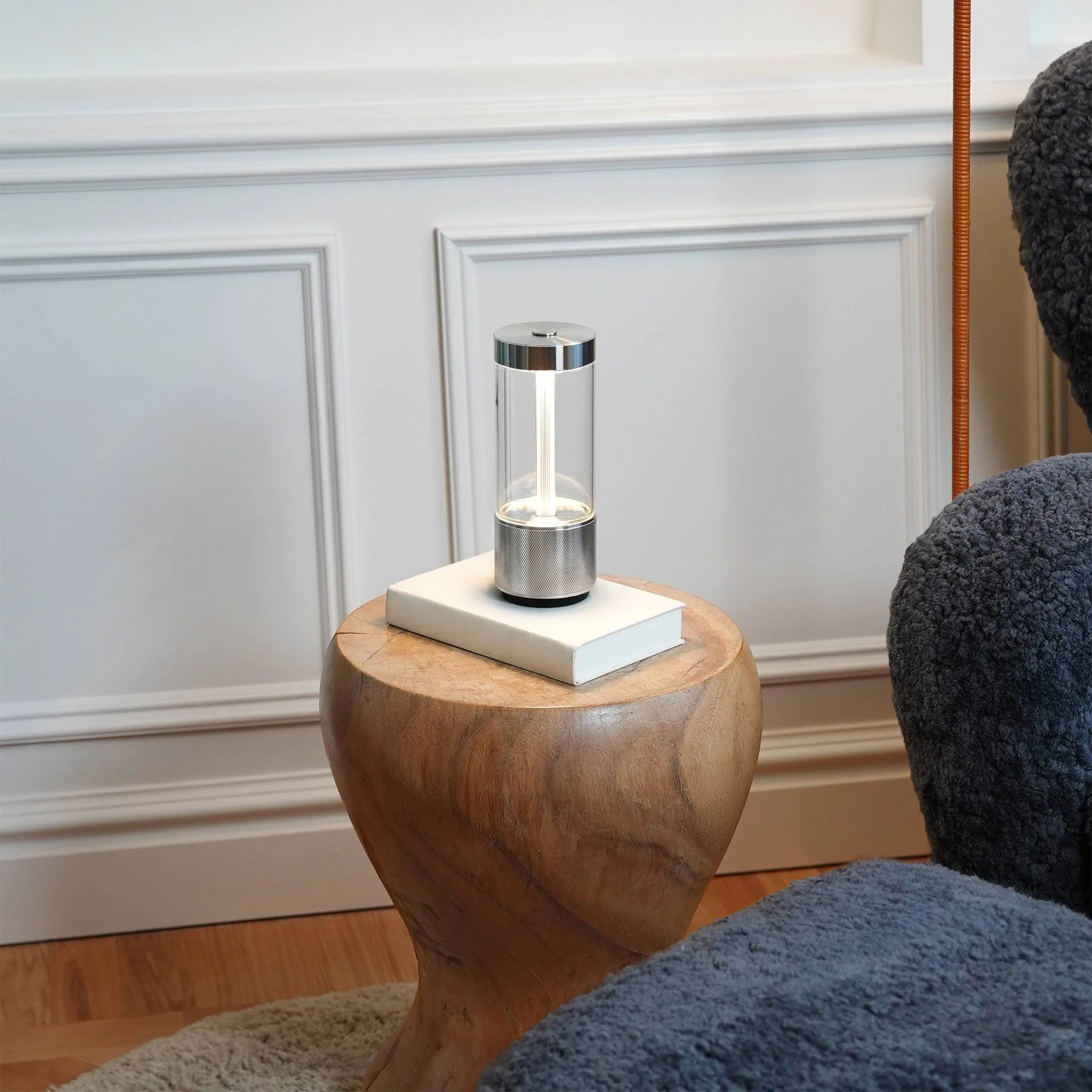 TAKEOUT PORTABLE Portable Table Light in Brass or Steel