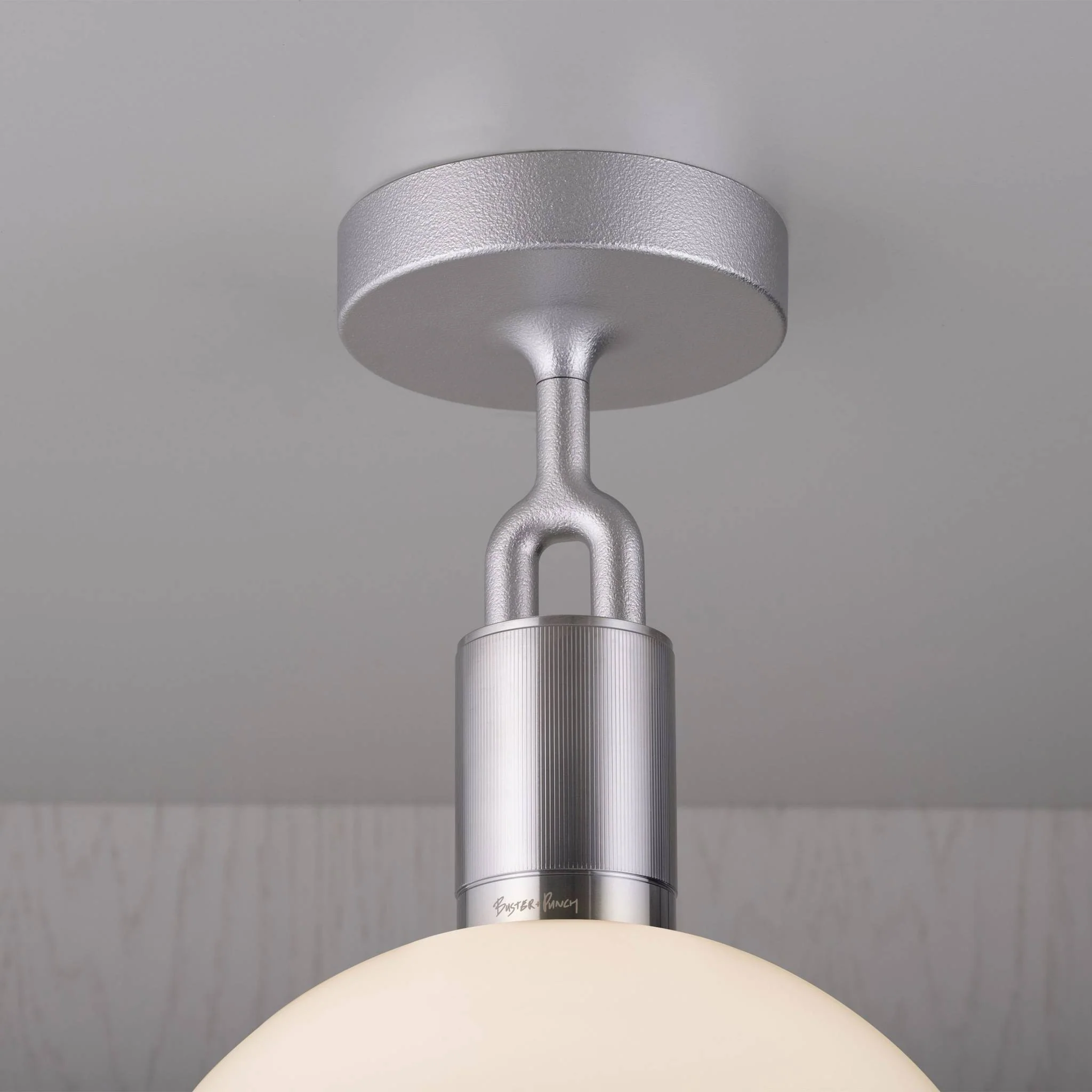 Plafonnier FORKED CEILING LINEAR avec grand globe opale