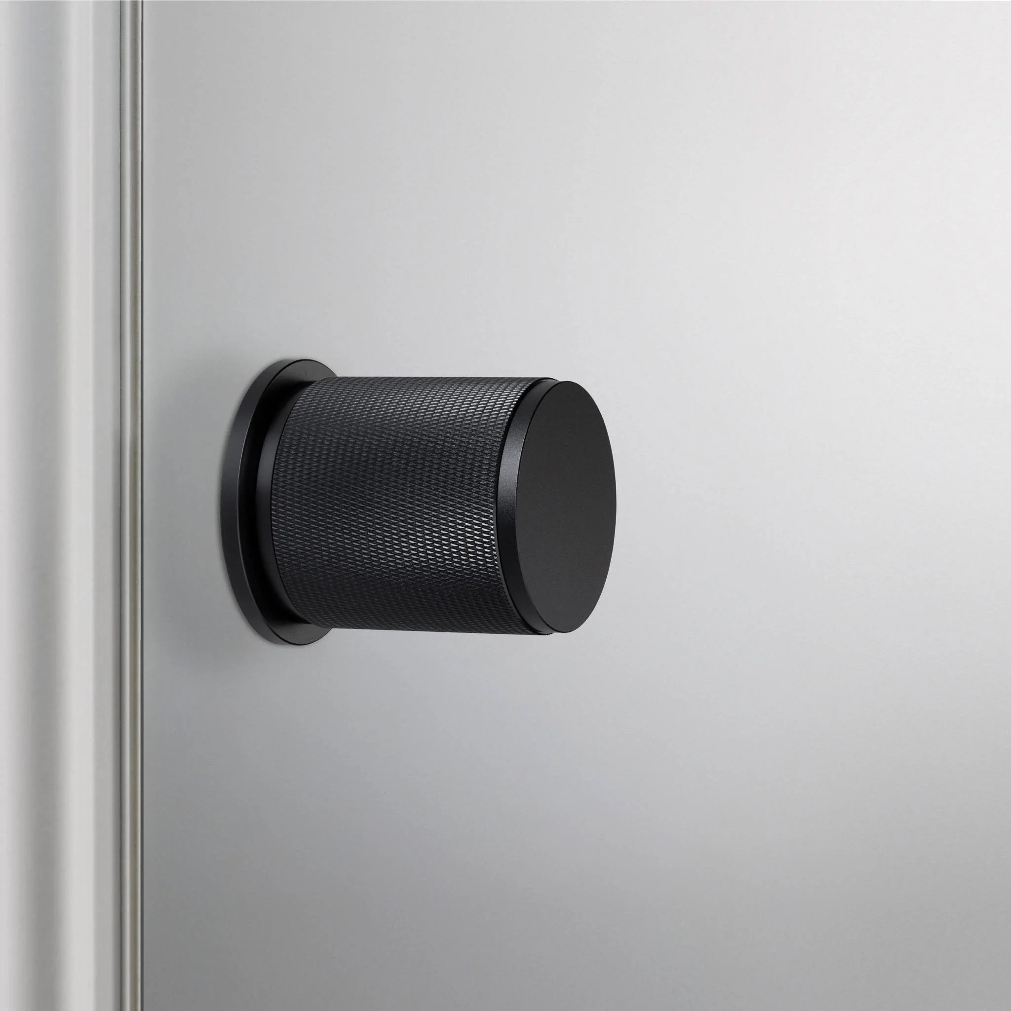 Cross-Knurl Door Knob Set i solid metall, säljs som par