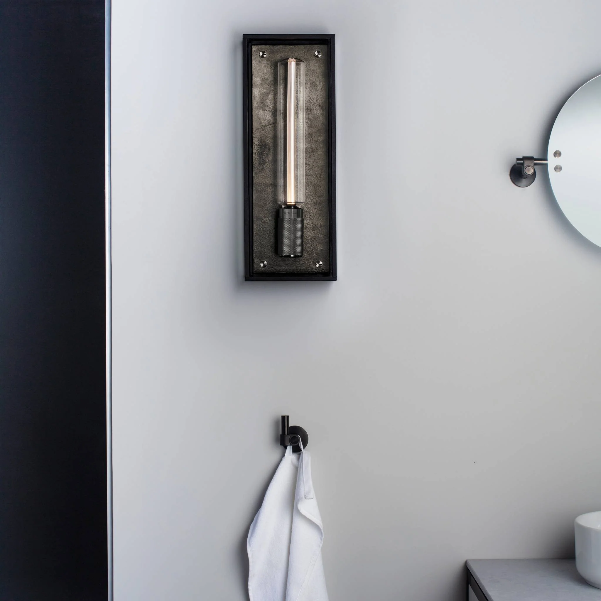Caged Wet wandlamp Cross groot in zes metaalafwerkingen