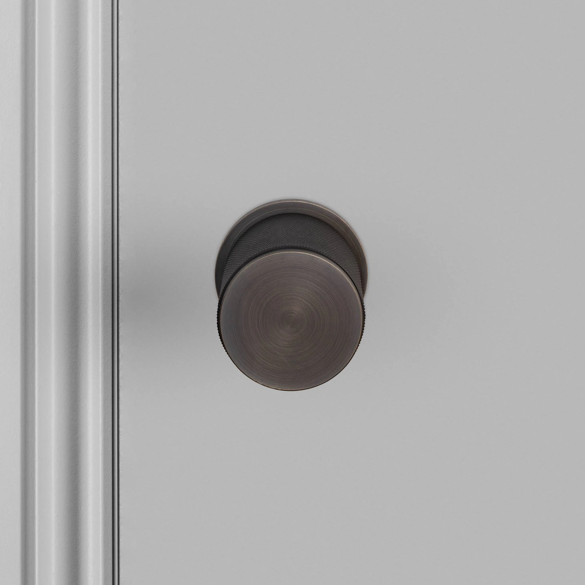 Cross-Knurl Door Knob Set i solid metall, säljs som par