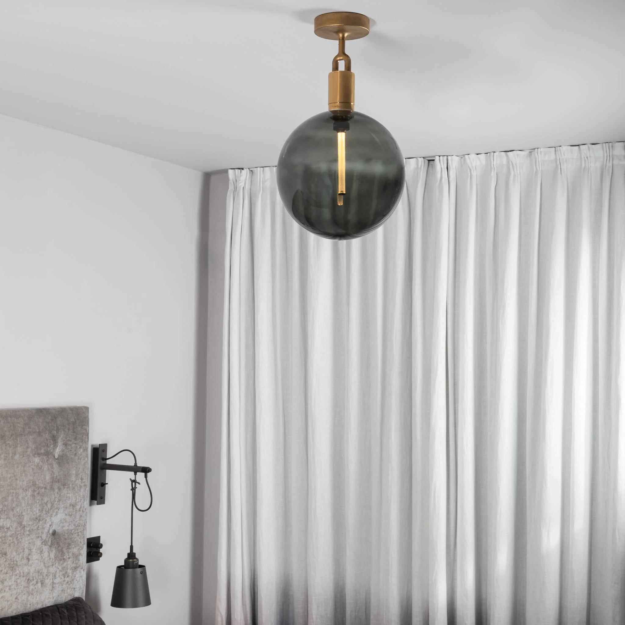 FORKED CEILING LINEAR plafondlamp met gerookte bol, groot