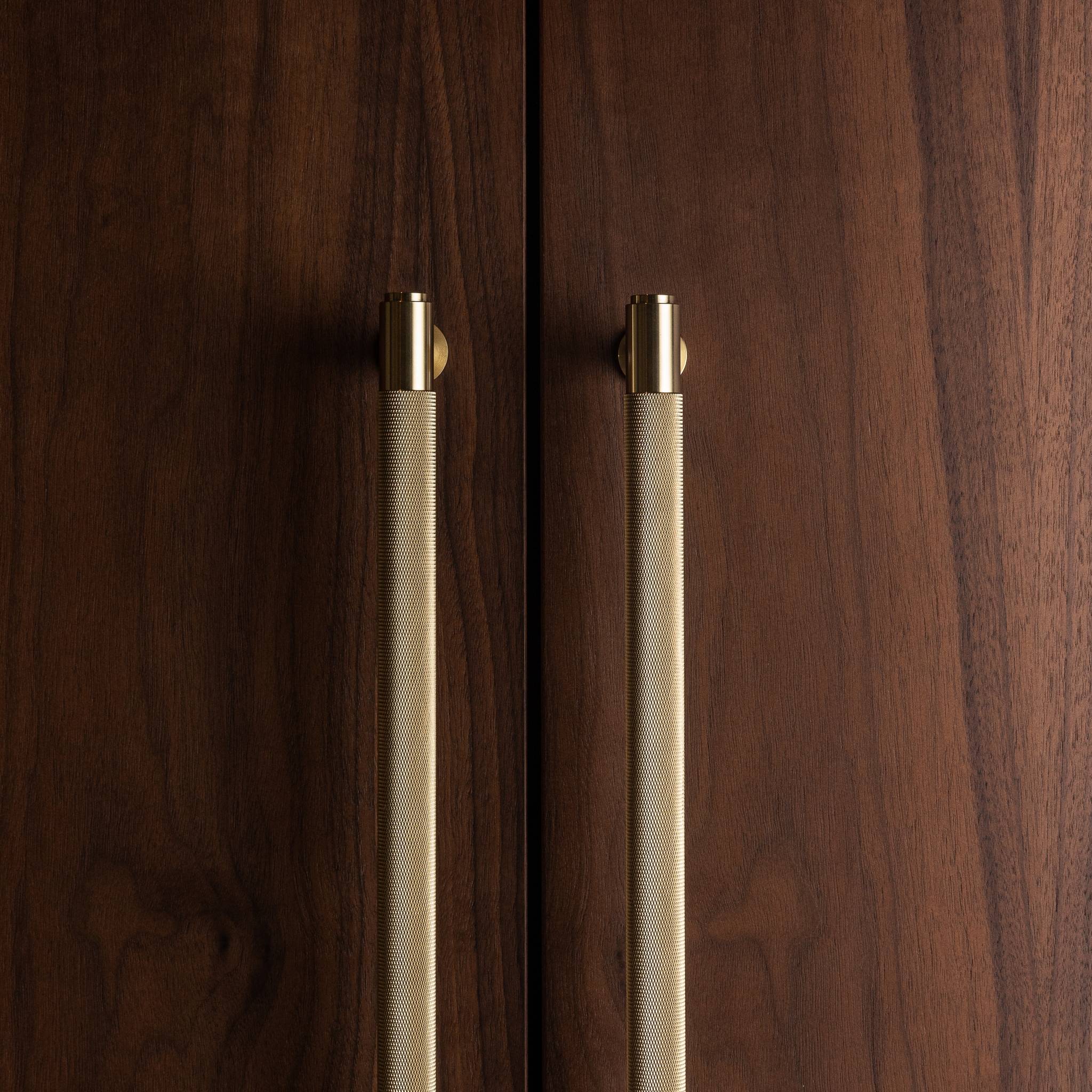 CLOSET Closet Bar in Black Anodised Metal with Cross Knurl
