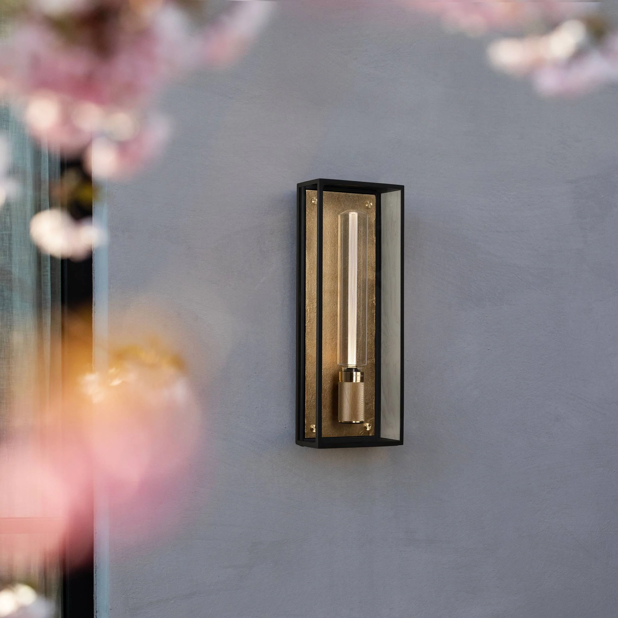Caged Wet wandlamp Cross groot in zes metaalafwerkingen