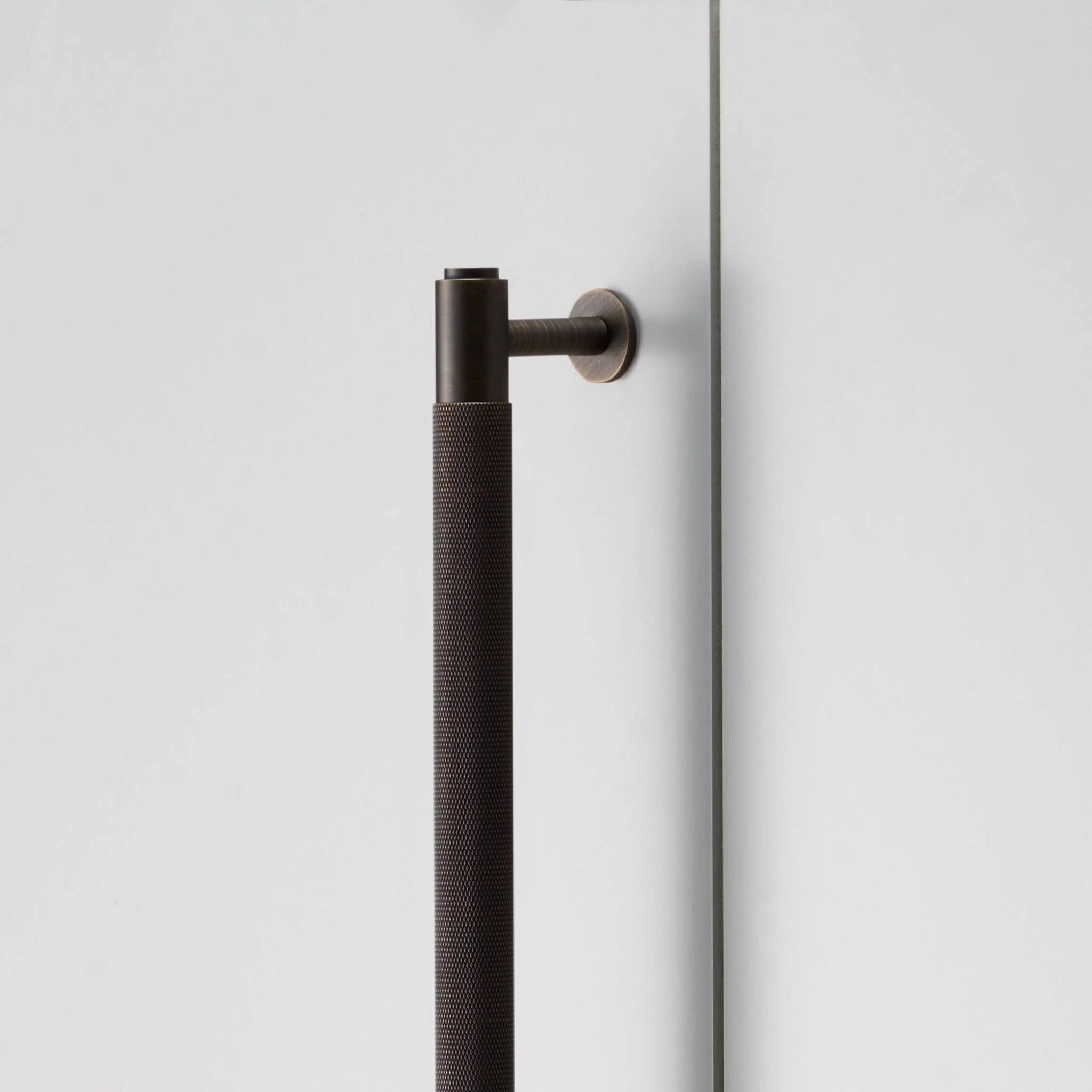 CLOSET Closet Bar in Black Anodised Metal with Cross Knurl